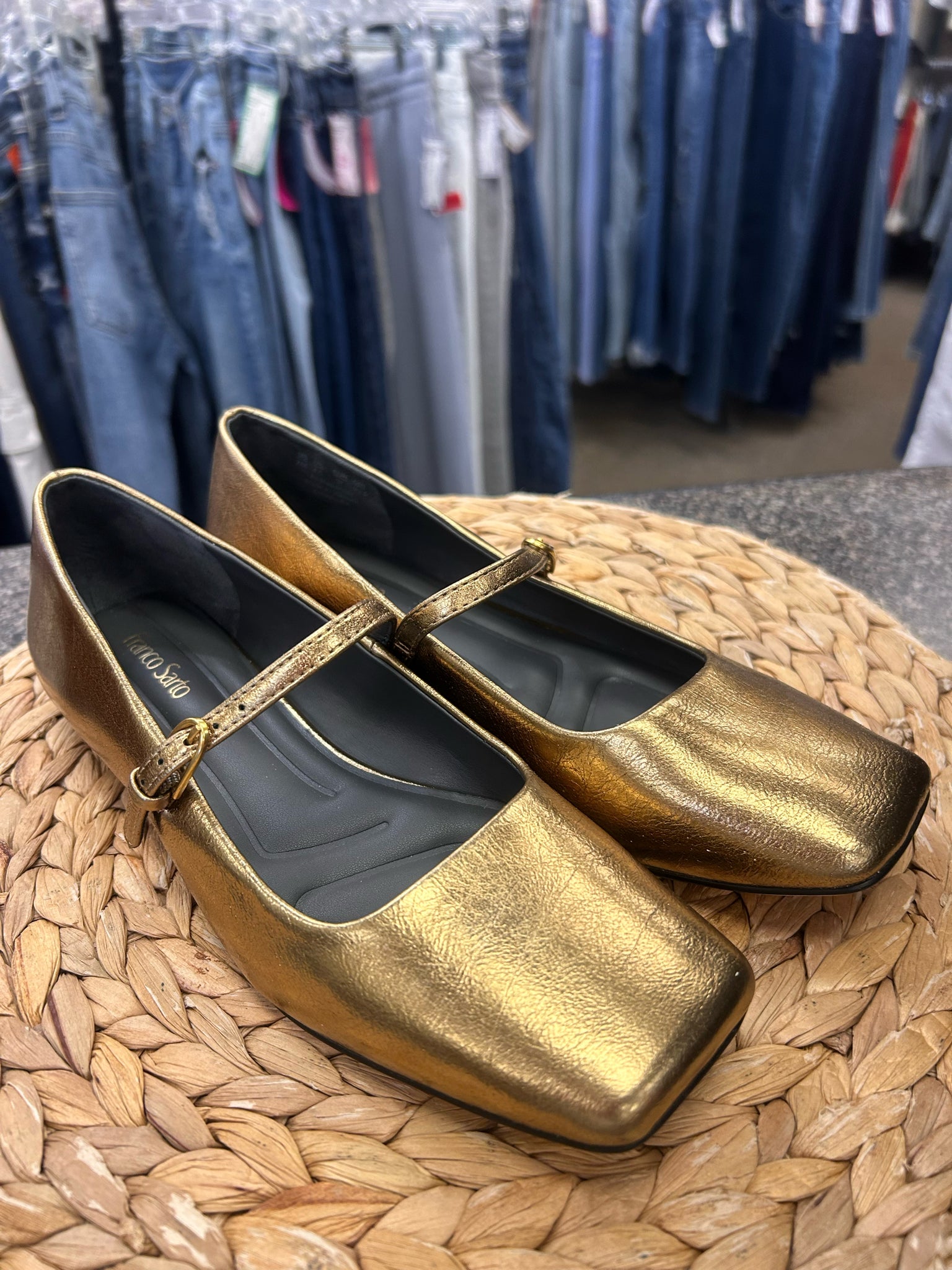 Pre-owned FRANCO SARTO Gold shimmer Size 7 Designer Sandal