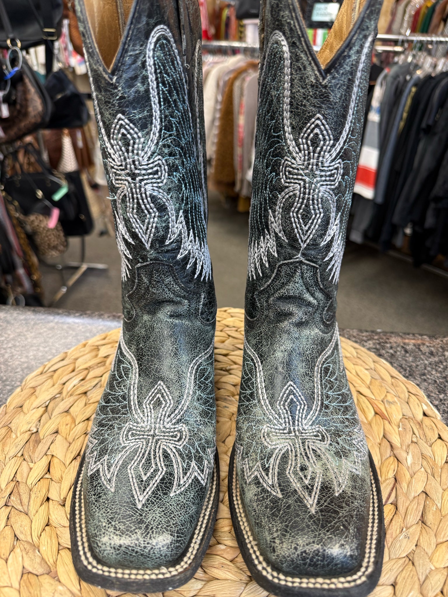 Pre-owned CIRCLE G Green print White Trim Size 8.5 Designer Boot