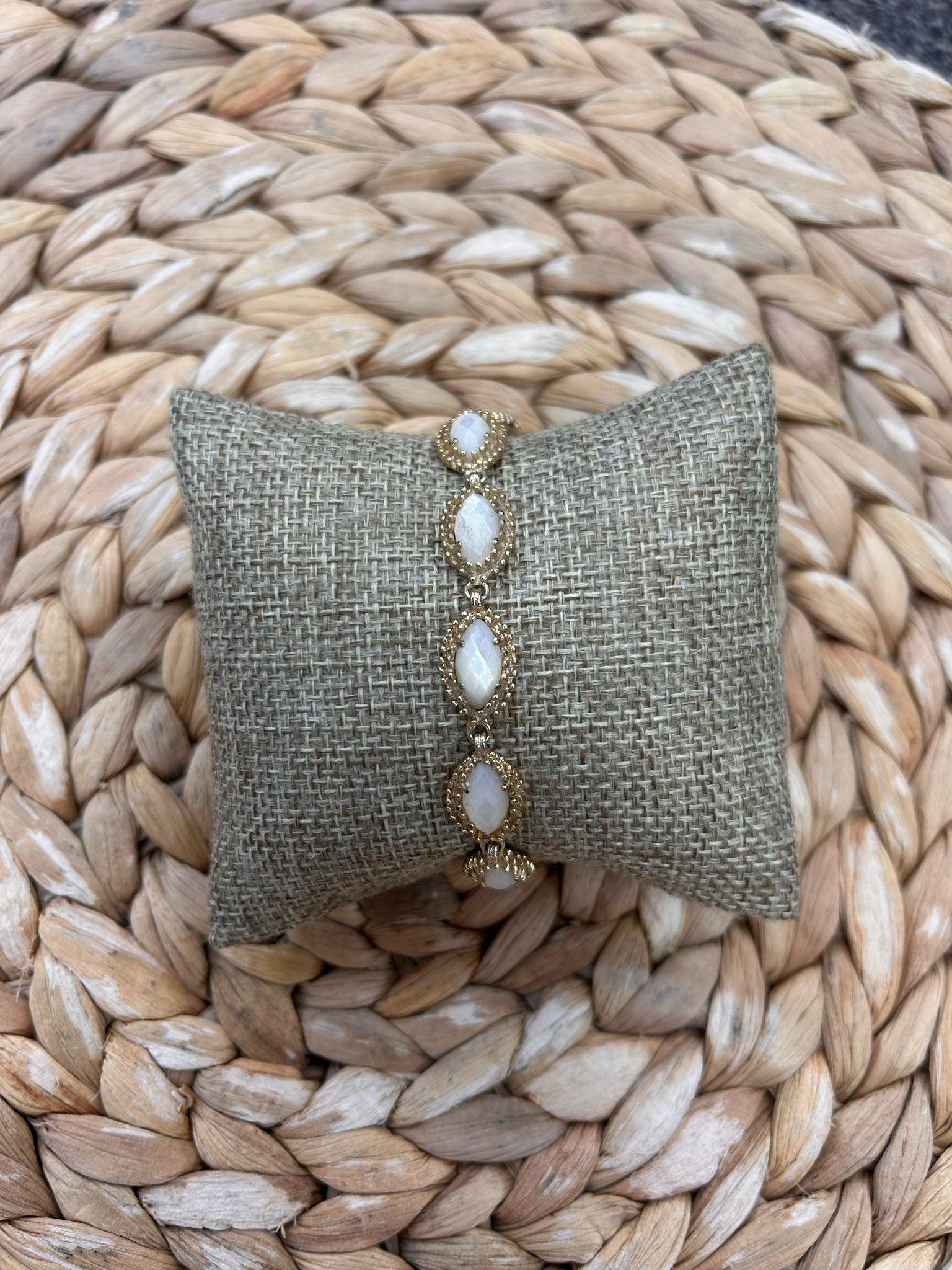 Pre-owned KENDRA SCOTT Gold Iridescent Designer Bracelet