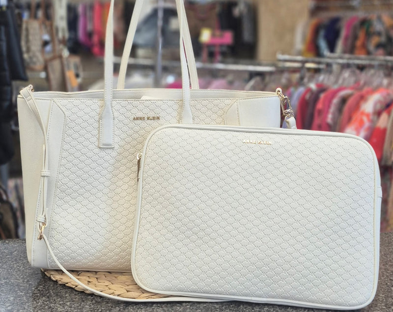 Pre-owned ANNE KLEIN Off white Signature L Crossbody Purse