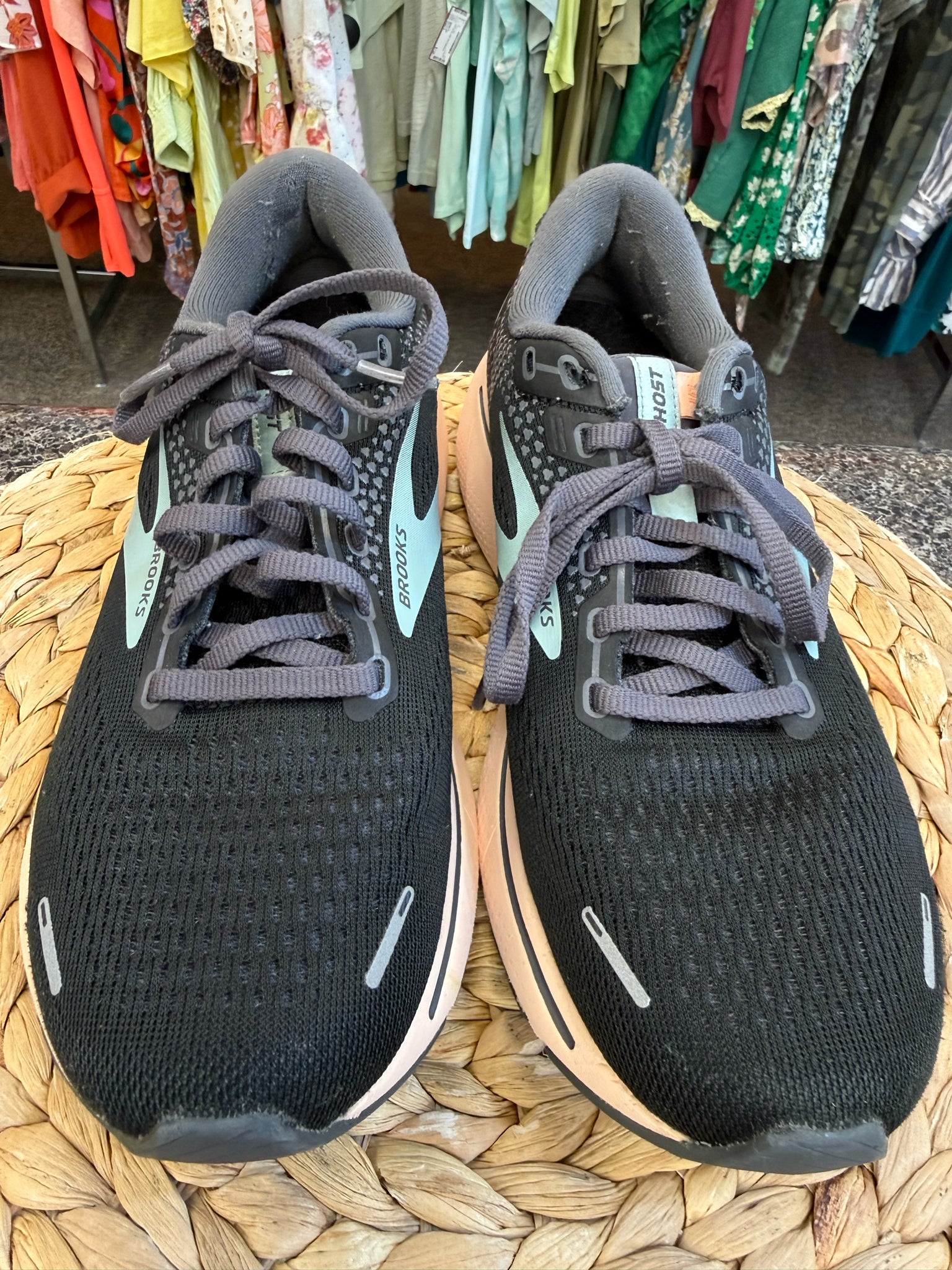 Pre-owned BROOKS Black Mint Trim Size 8 Designer Sneaker