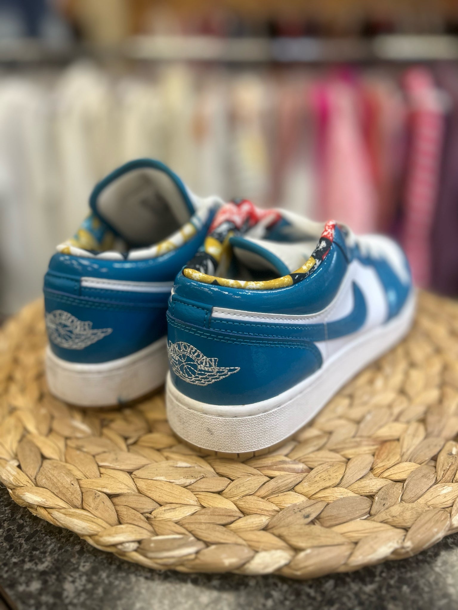 Pre-owned NIKE White Teal trim C-SIZE 6.5 Boys Designer Sneaker