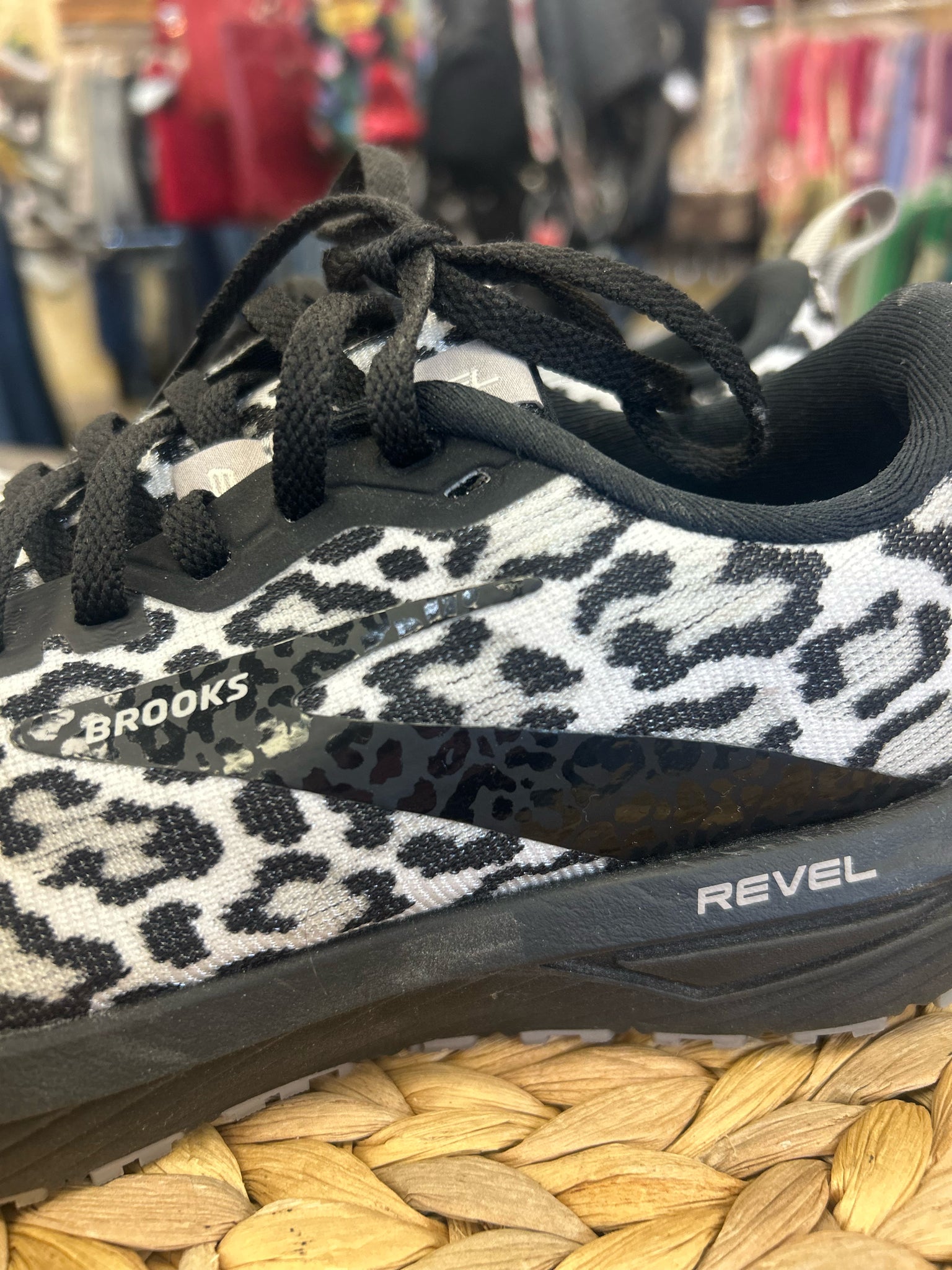 Pre-owned BROOKS White Black Animal Size 7.5 Designer Sneaker