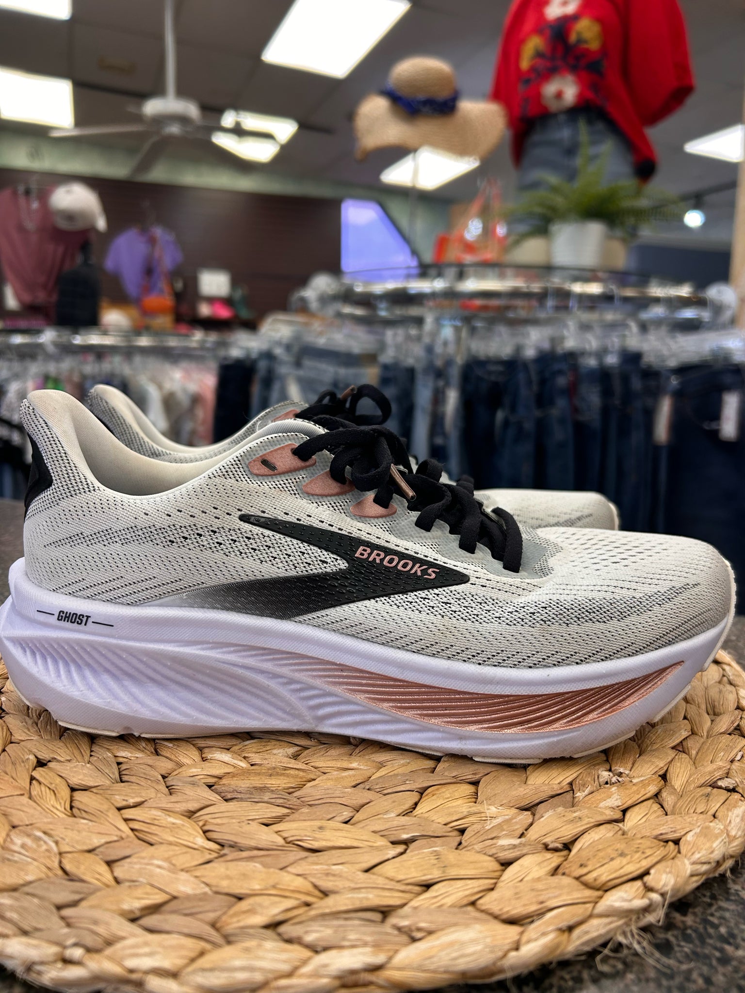 Pre-owned BROOKS Gray Rose Gold Size 8 Designer Sneaker
