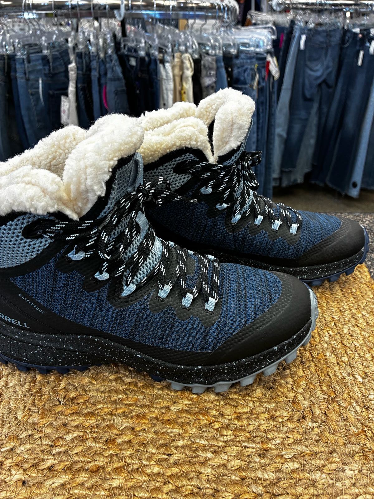Pre-owned MERRELL Navy Black Trim Size 8 Designer Boot