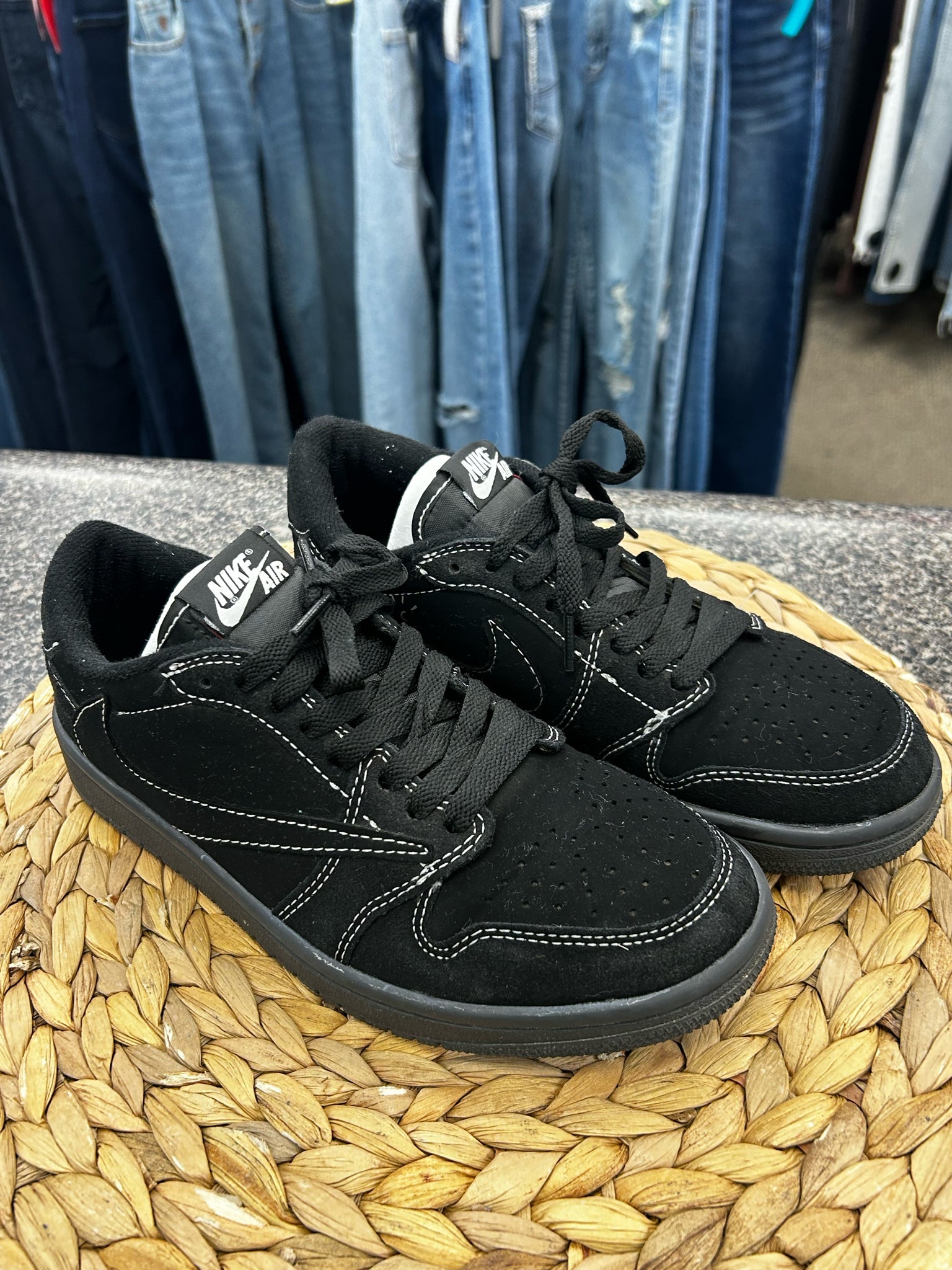 Pre-owned NIKE Black White Trim Size 6.5 Designer Sneaker