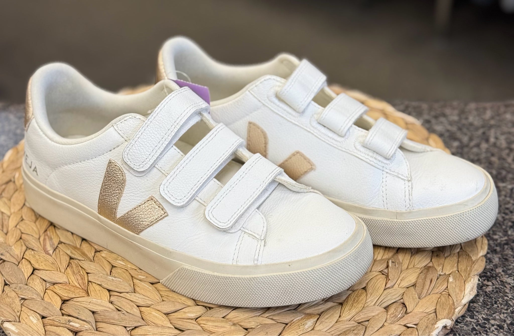 Pre-owned VEJA White Gold Trim Size 8 Designer Shoe