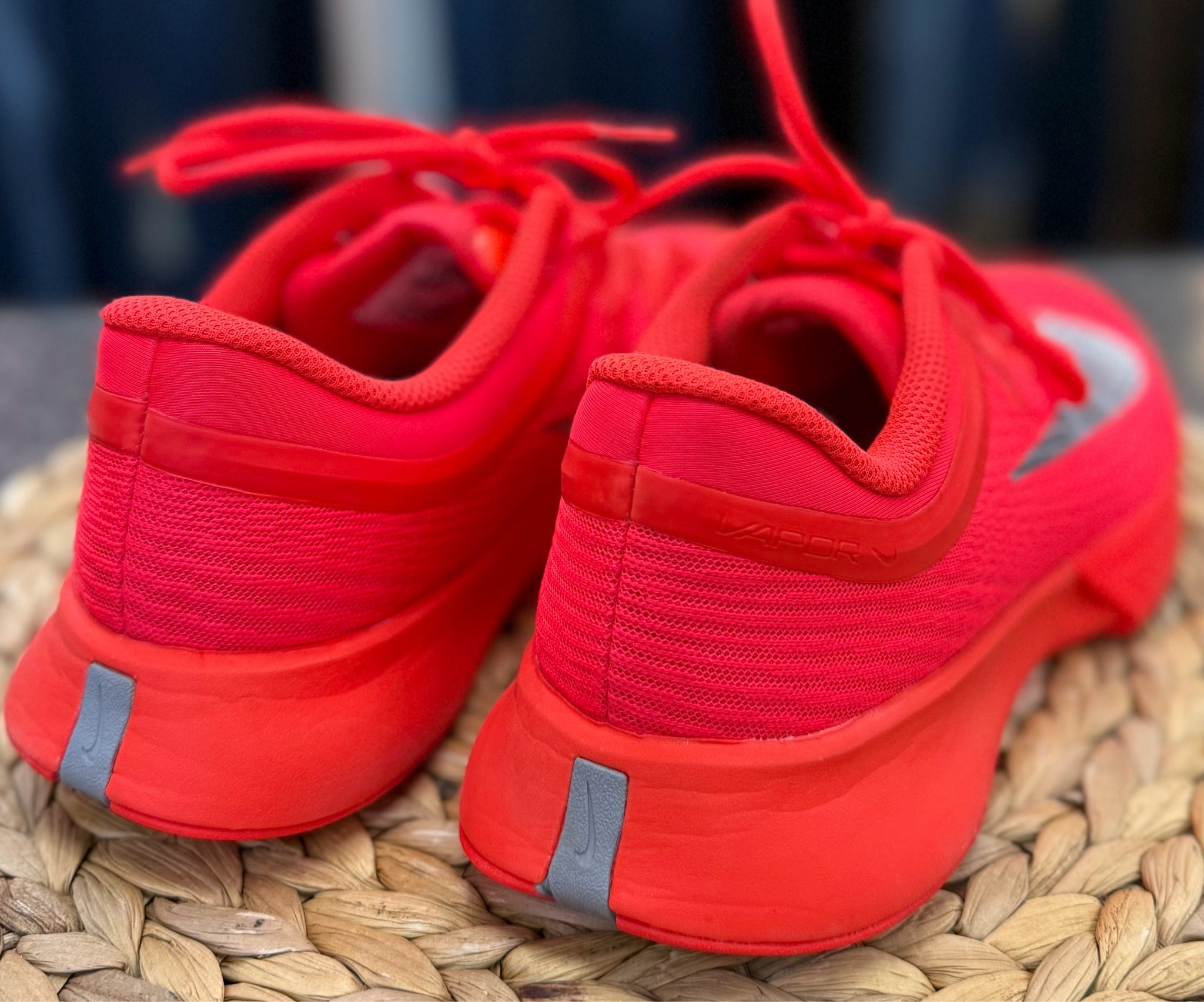 Pre-owned NIKE Coral Silver Size 7 Designer Sneaker