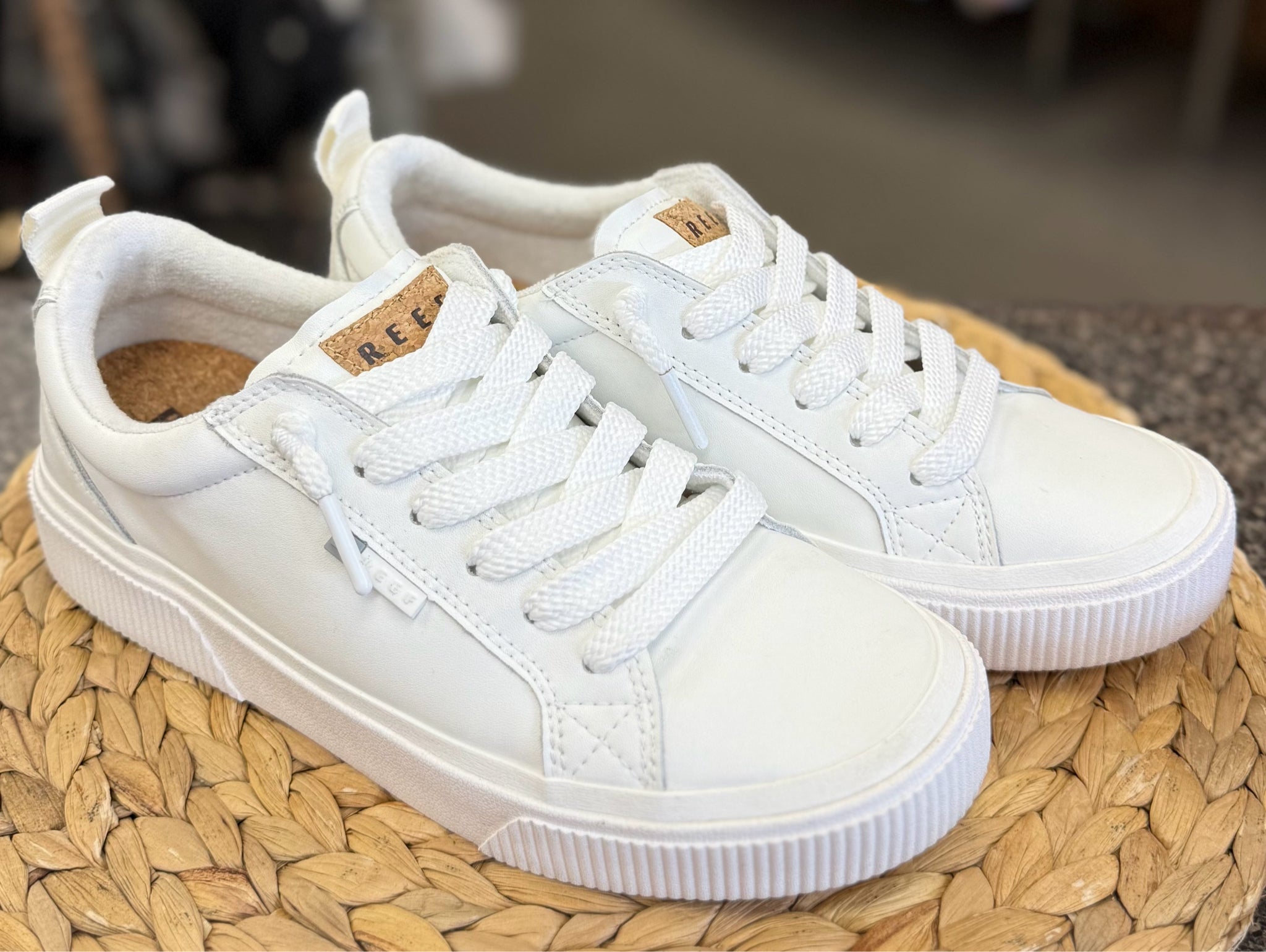 Pre-owned REEF White Size 8.5 Designer Sneaker