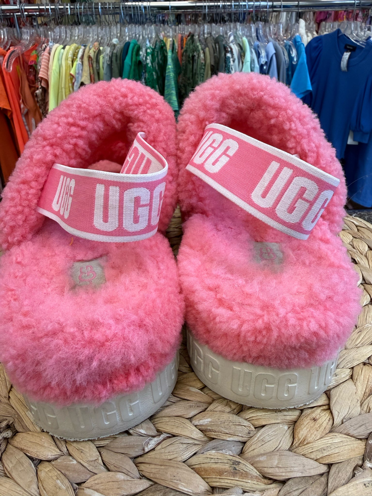 Pre-owned UGG Pink Size 7 Designer Slipper