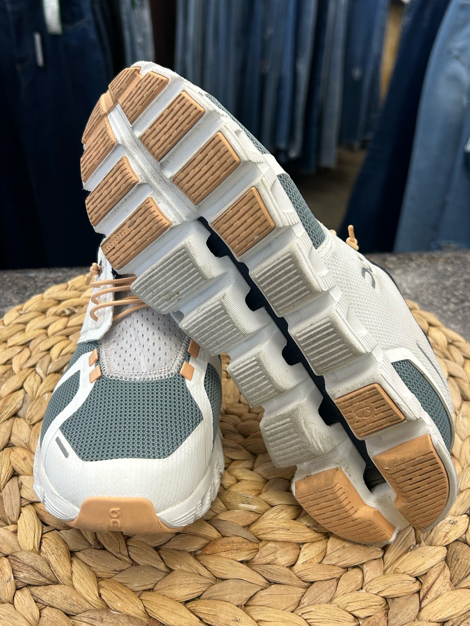 Pre-owned On Cloud White Teal Size 8 Designer Sneaker