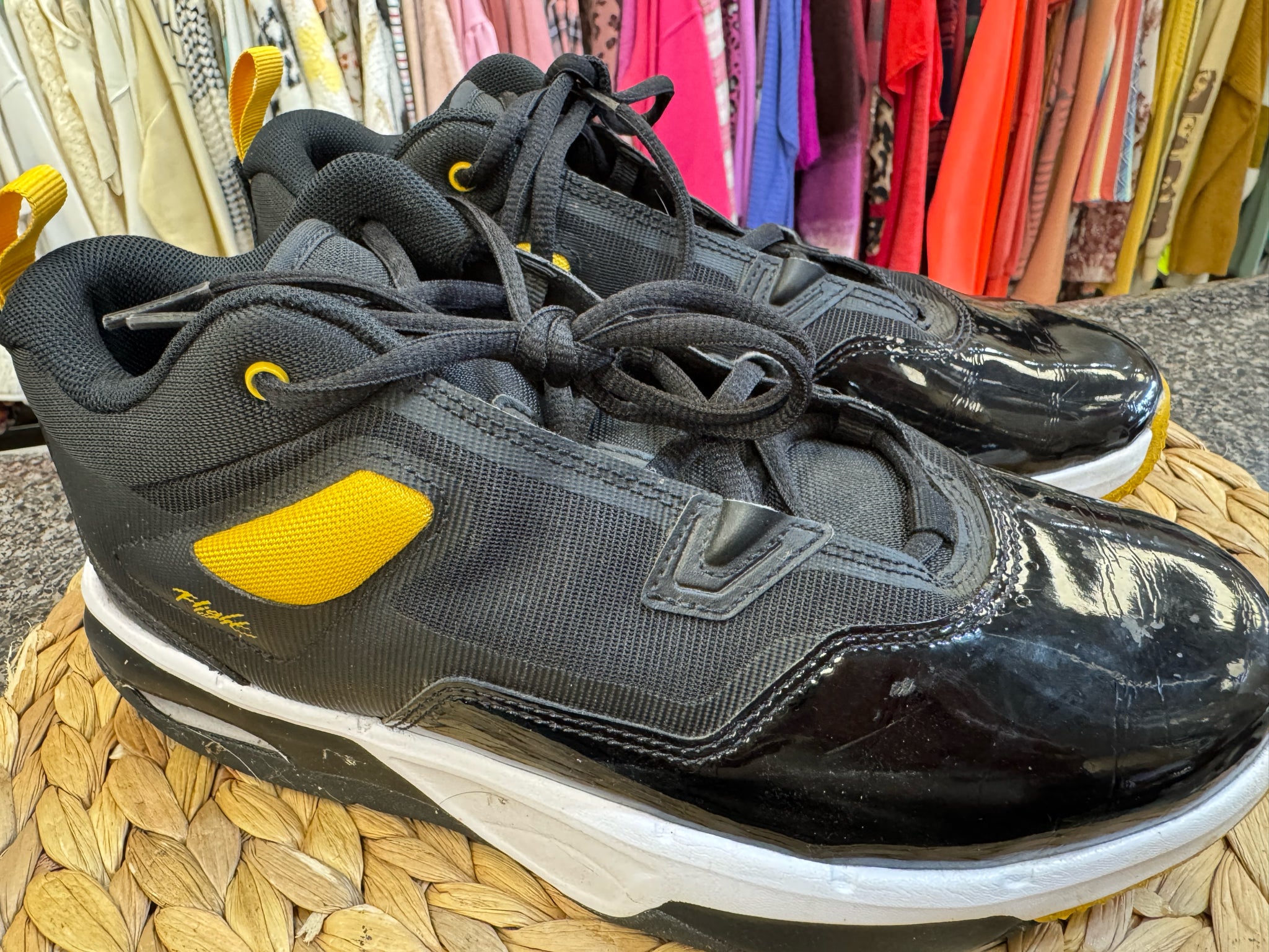 Pre-owned NIKE Black Yellow Trim C-SIZE 6.5 Boys Designer Sneaker