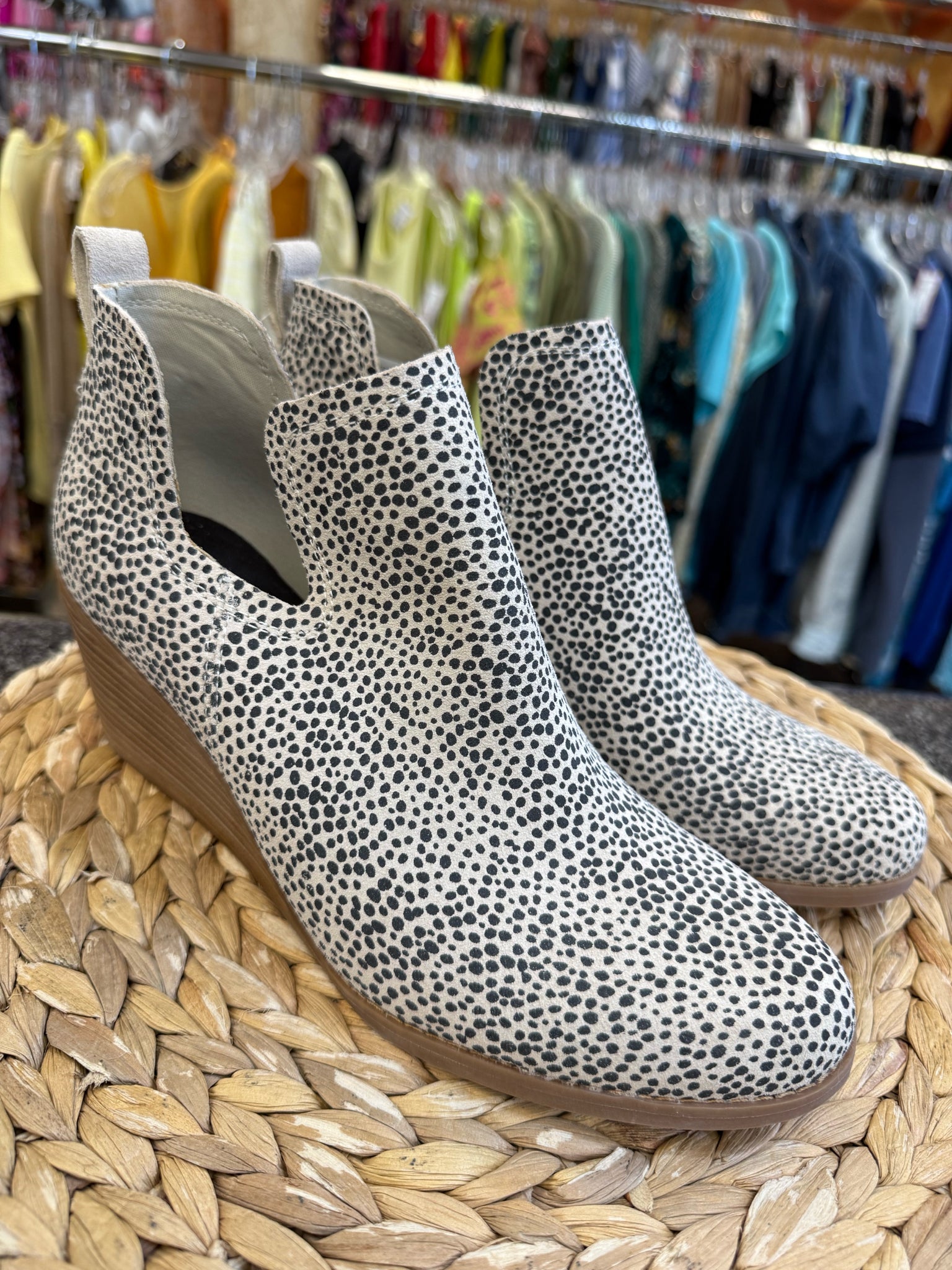 New with Tag TOMS Cream animal Black Size 9.5 Boot