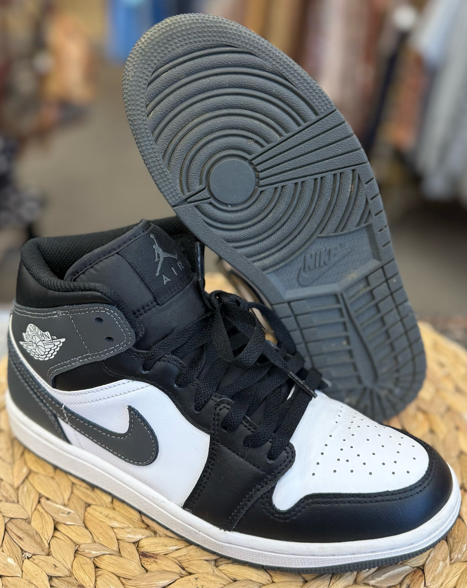 Pre-owned NIKE Black White Trim SHOE SIZE 8 MENS Designer Sneaker