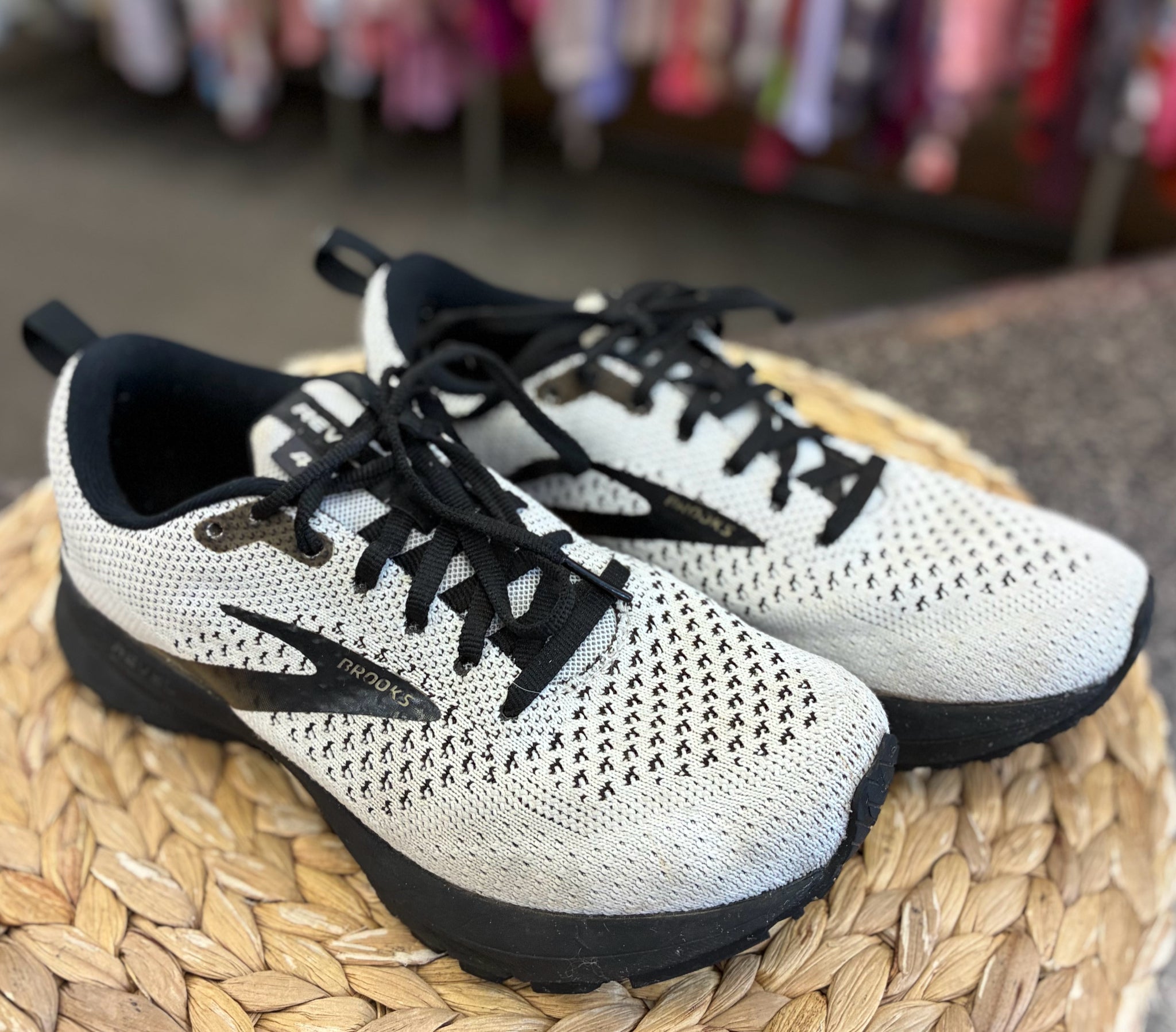 Pre-owned BROOKS Off white Black Trim Size 6 Designer Sneaker