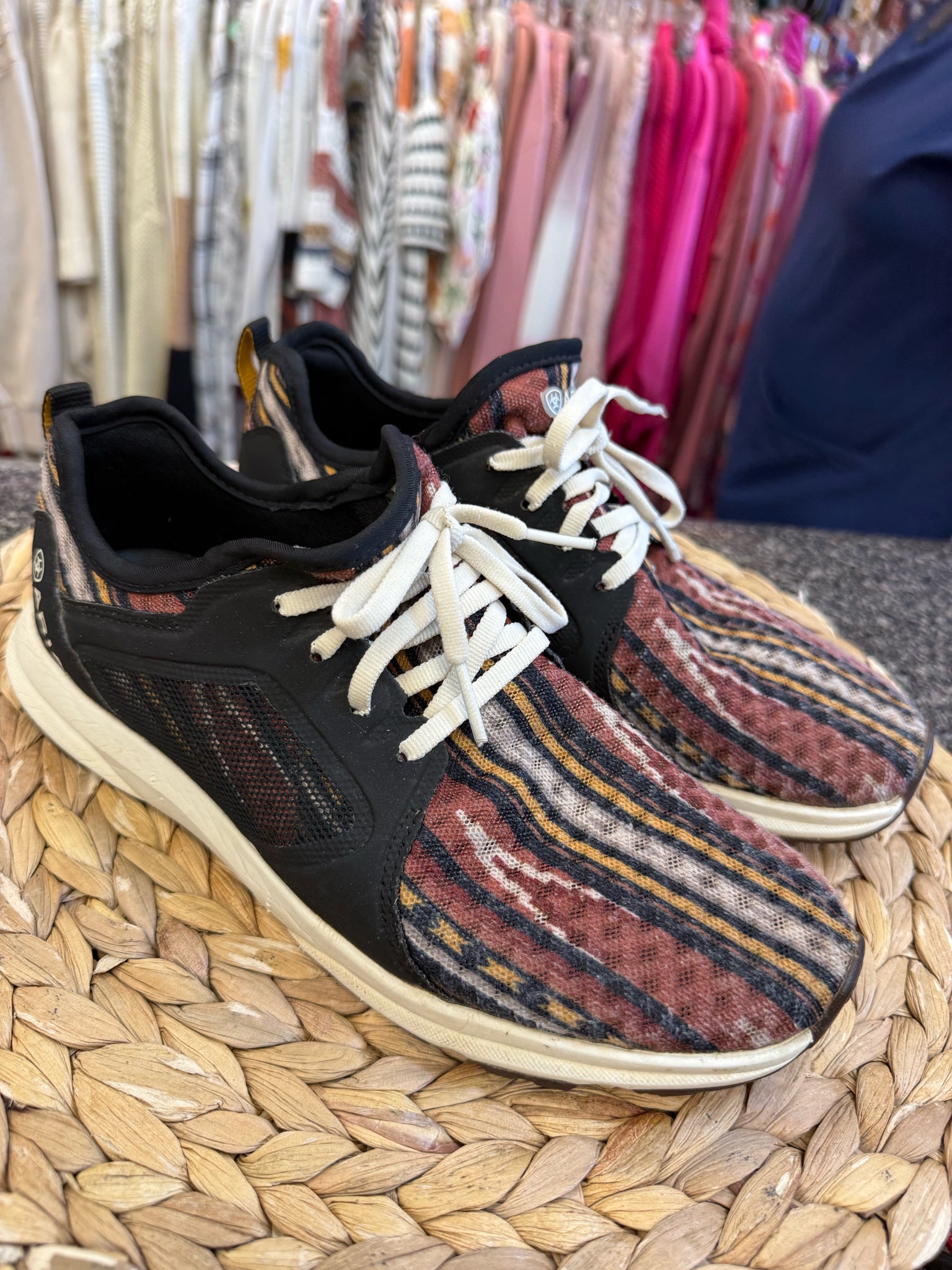 Pre-owned ARIAT Wine stripe Gold Stripe Size 7 Sneaker