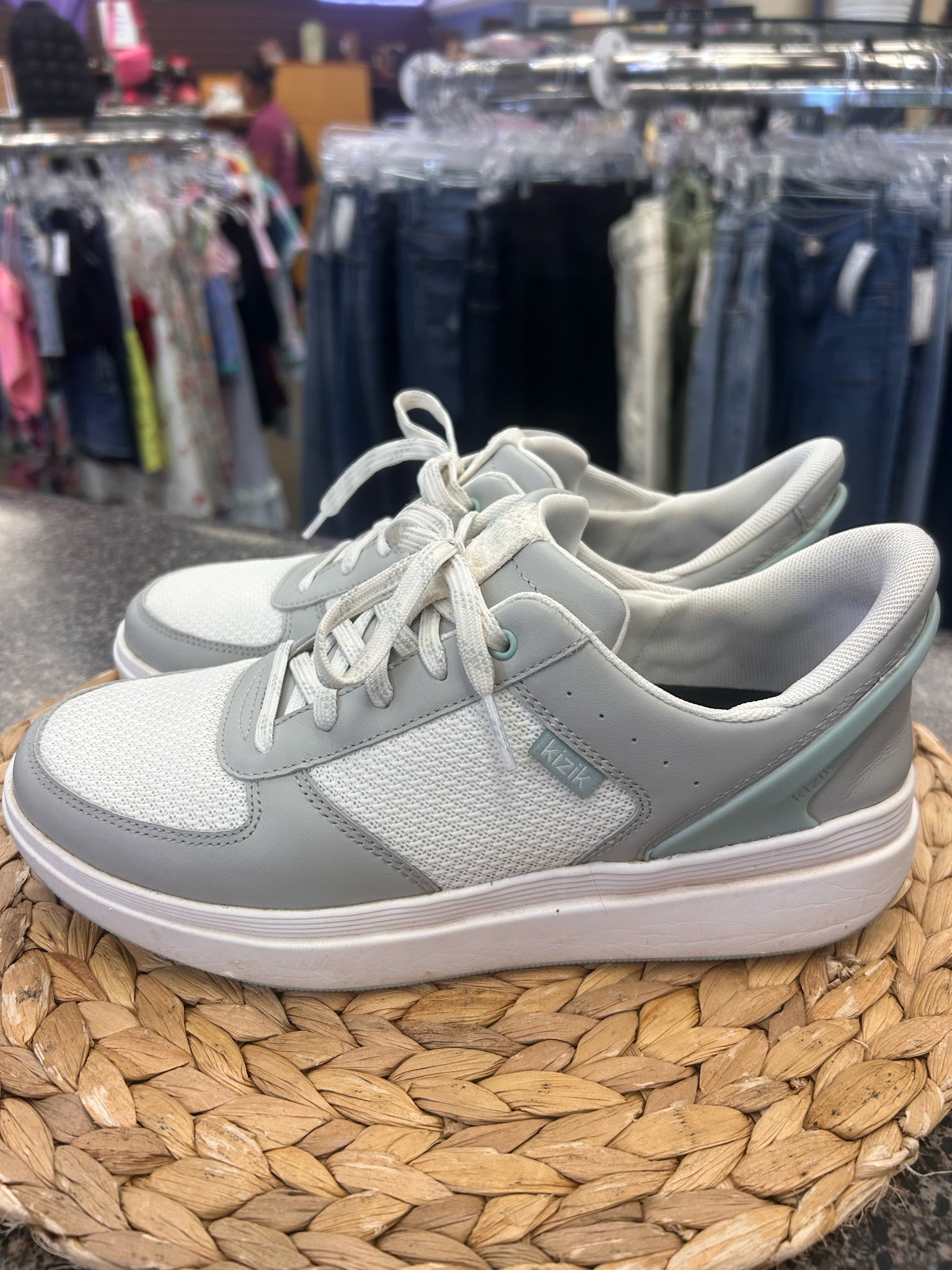 Pre-owned Kizik White Gray Trim Size 9 Designer Sneaker