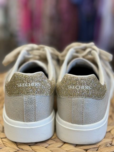 Pre-owned SKECHERS Tan Gold Trim Size 9 Designer Sneaker