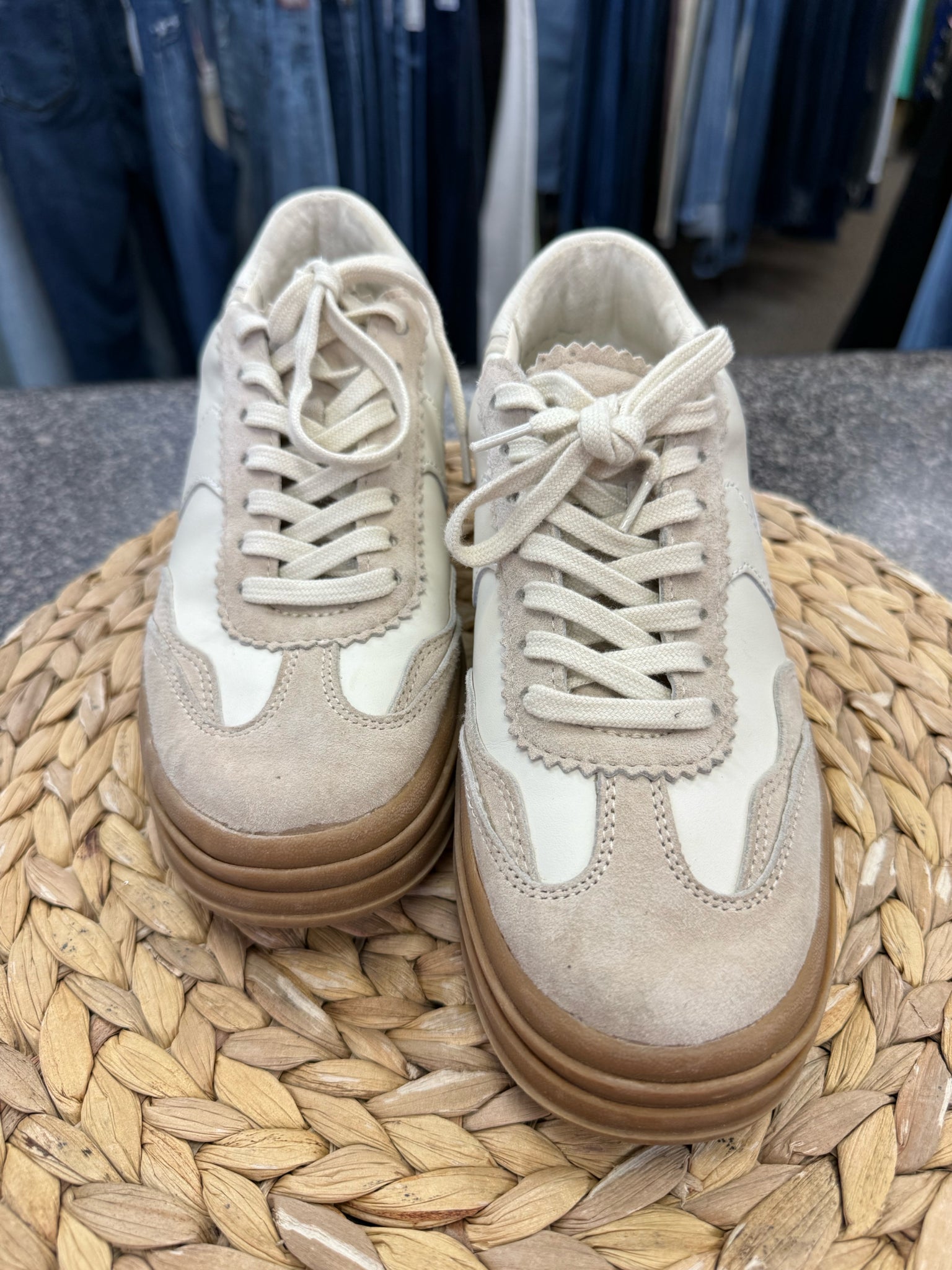 Pre-owned DOLCE VITA Cream Tan Size 8 Designer Sneaker