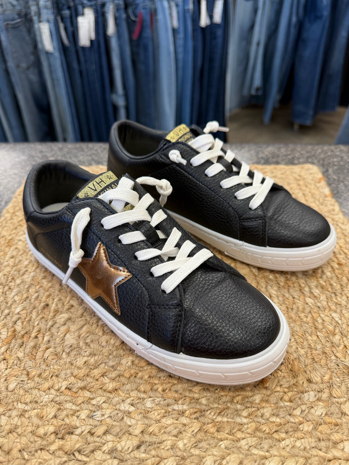 Pre-owned VINTAGE HAVANA Black Gold Trim Size 6 Sneaker