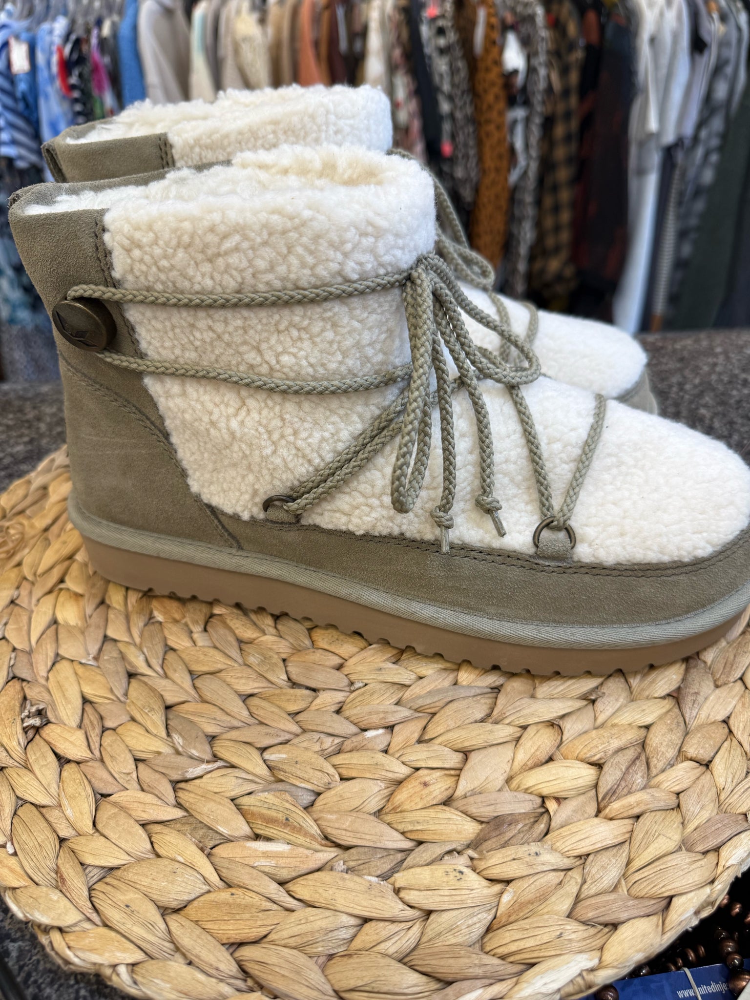 Pre-owned Koolaburra Oatmeal Gray Size 9 Designer Bootie