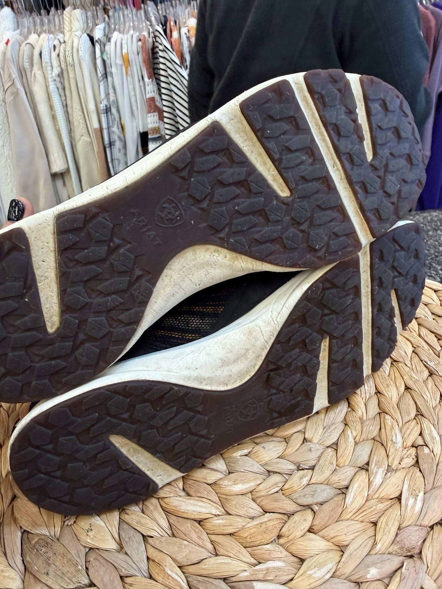 Pre-owned ARIAT Wine stripe Gold Stripe Size 7 Sneaker