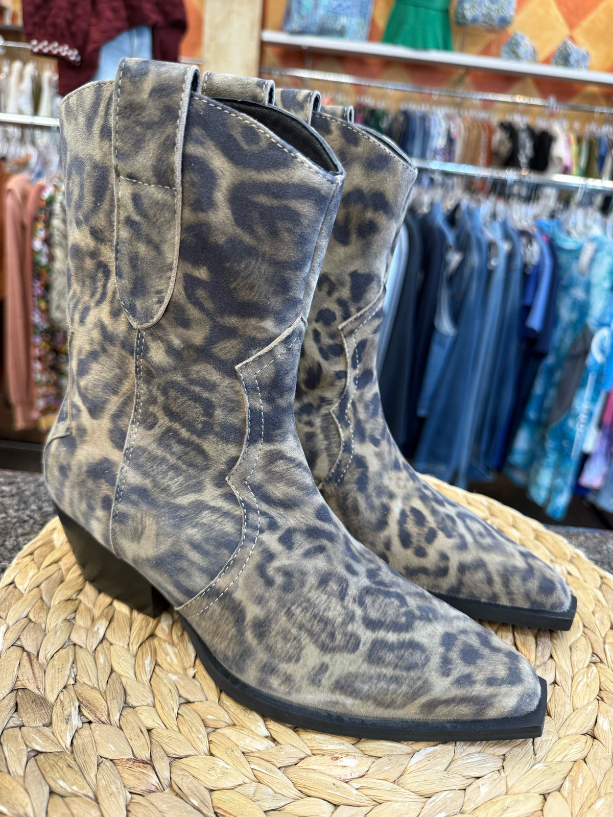 Pre-owned FREE PEOPLE Leopard Size 6.5 Boot