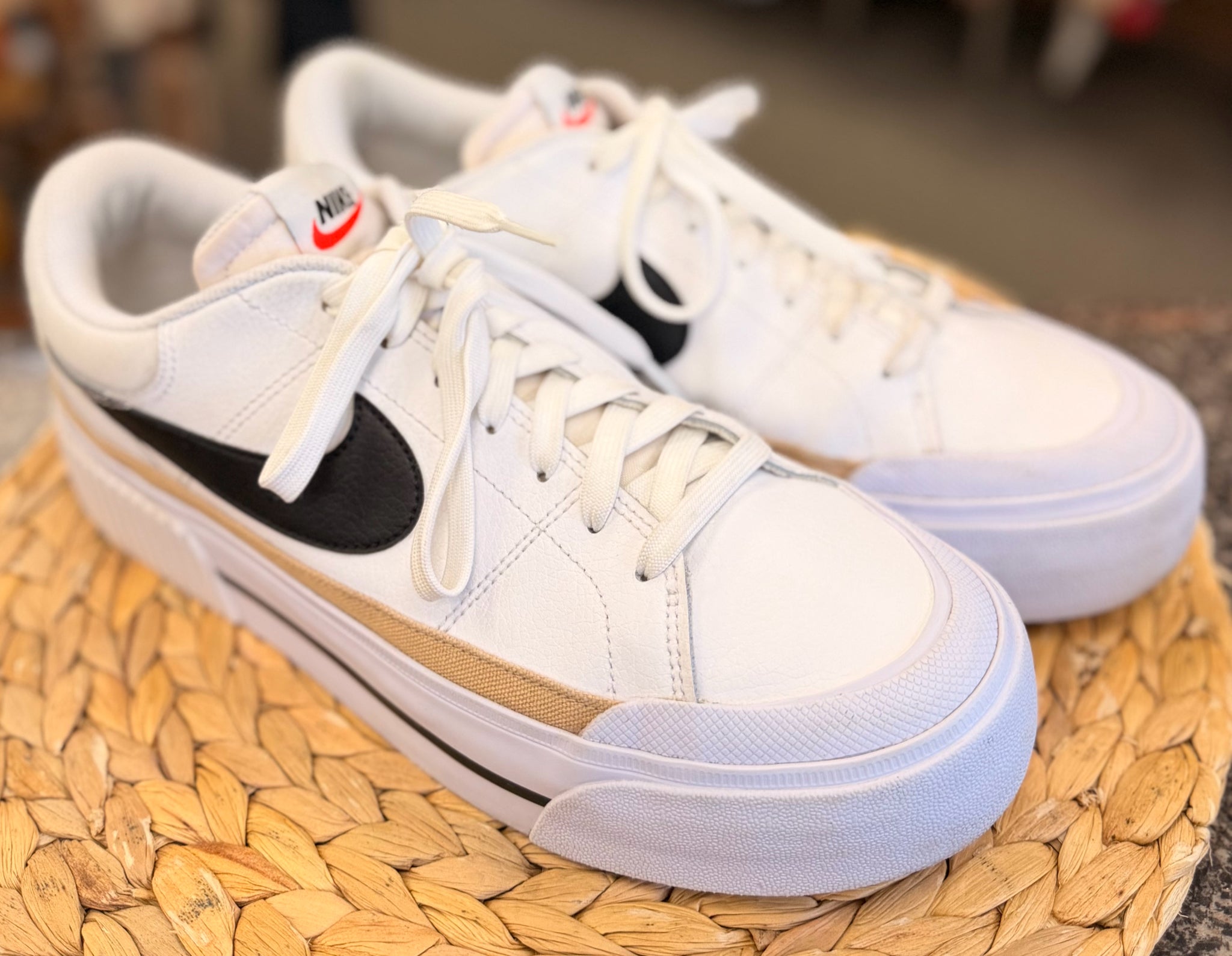 Pre-owned NIKE White Black Trim Size 11 Designer Sneaker