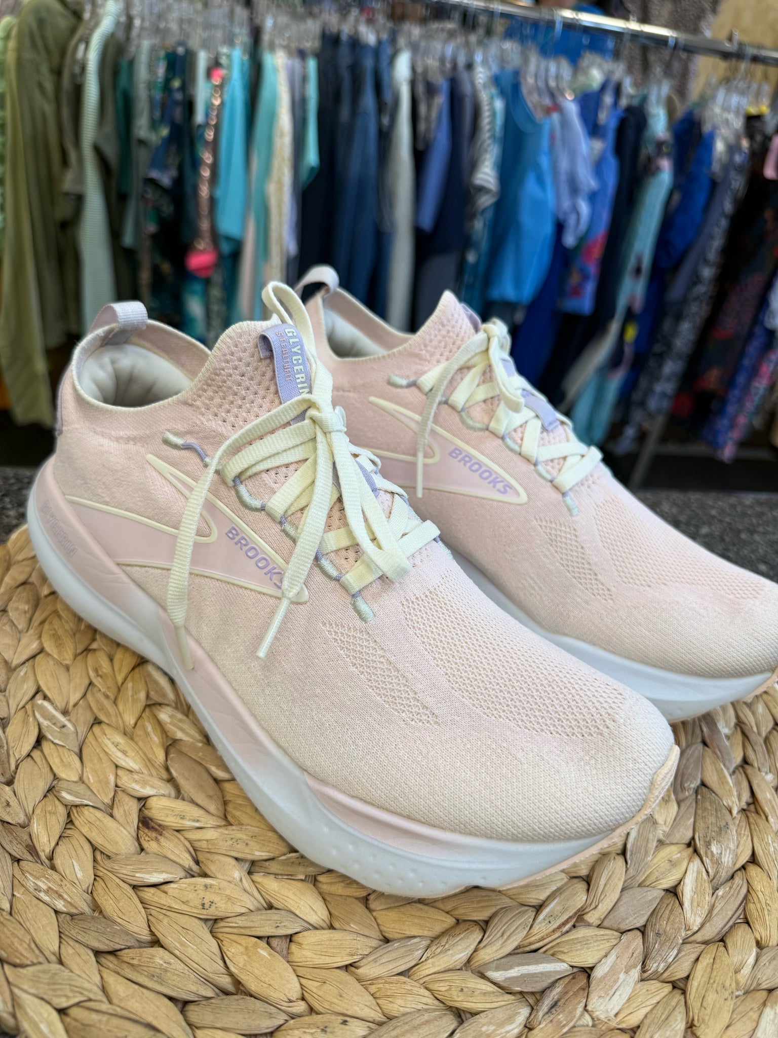 Pre-owned BROOKS Pink Light Purple Trim Size 9.5 Designer Sneaker