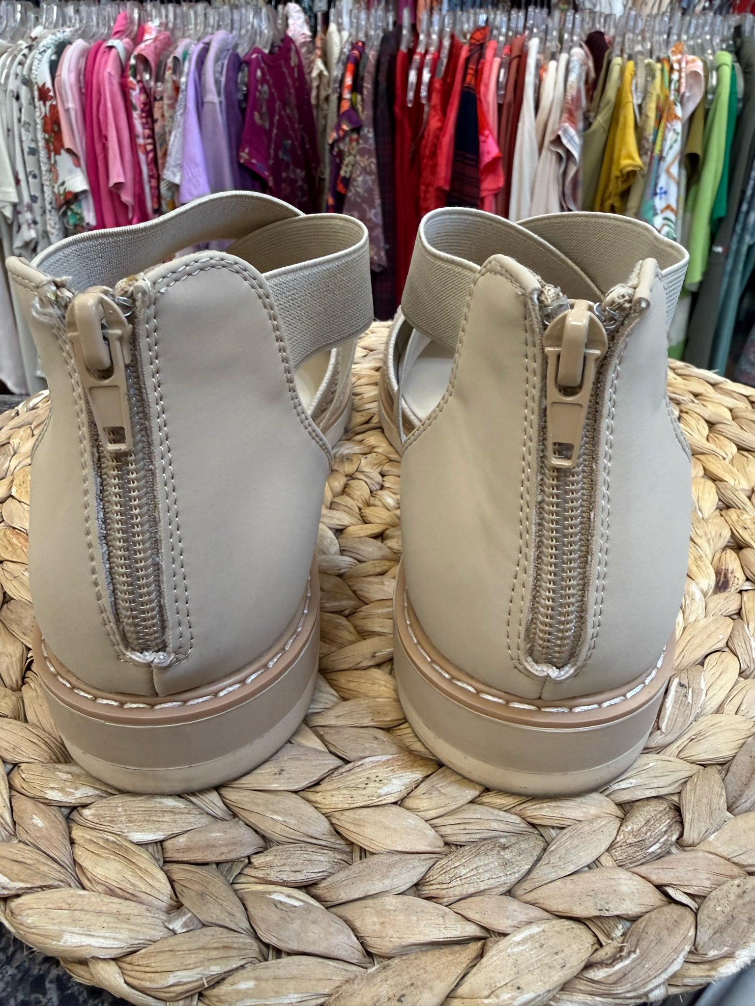 New  Without Tag GIANNI BINI Tan Gold Trim Size 7.5 Sandal