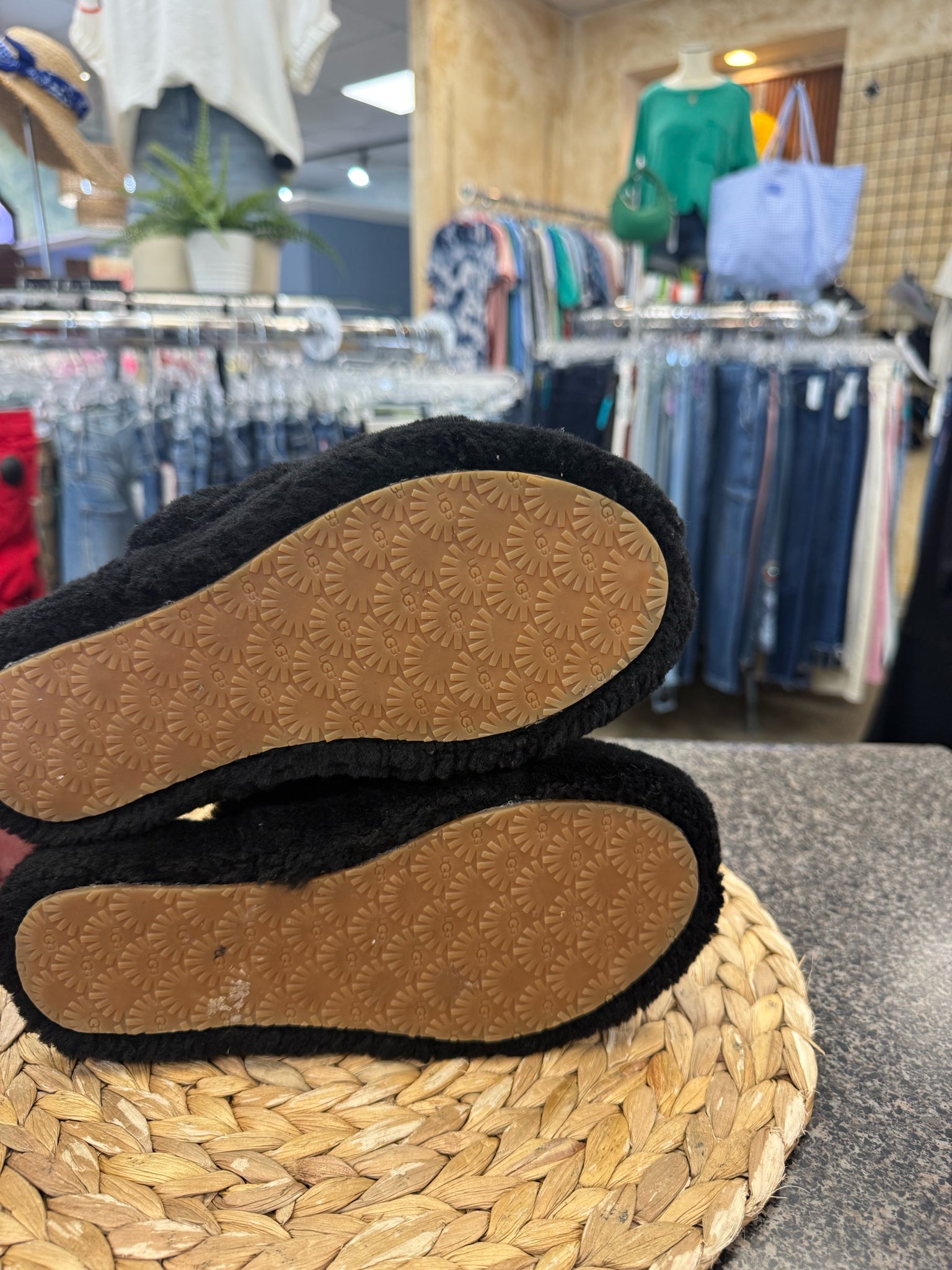 Pre-owned UGG Black Size 4 Designer Slipper