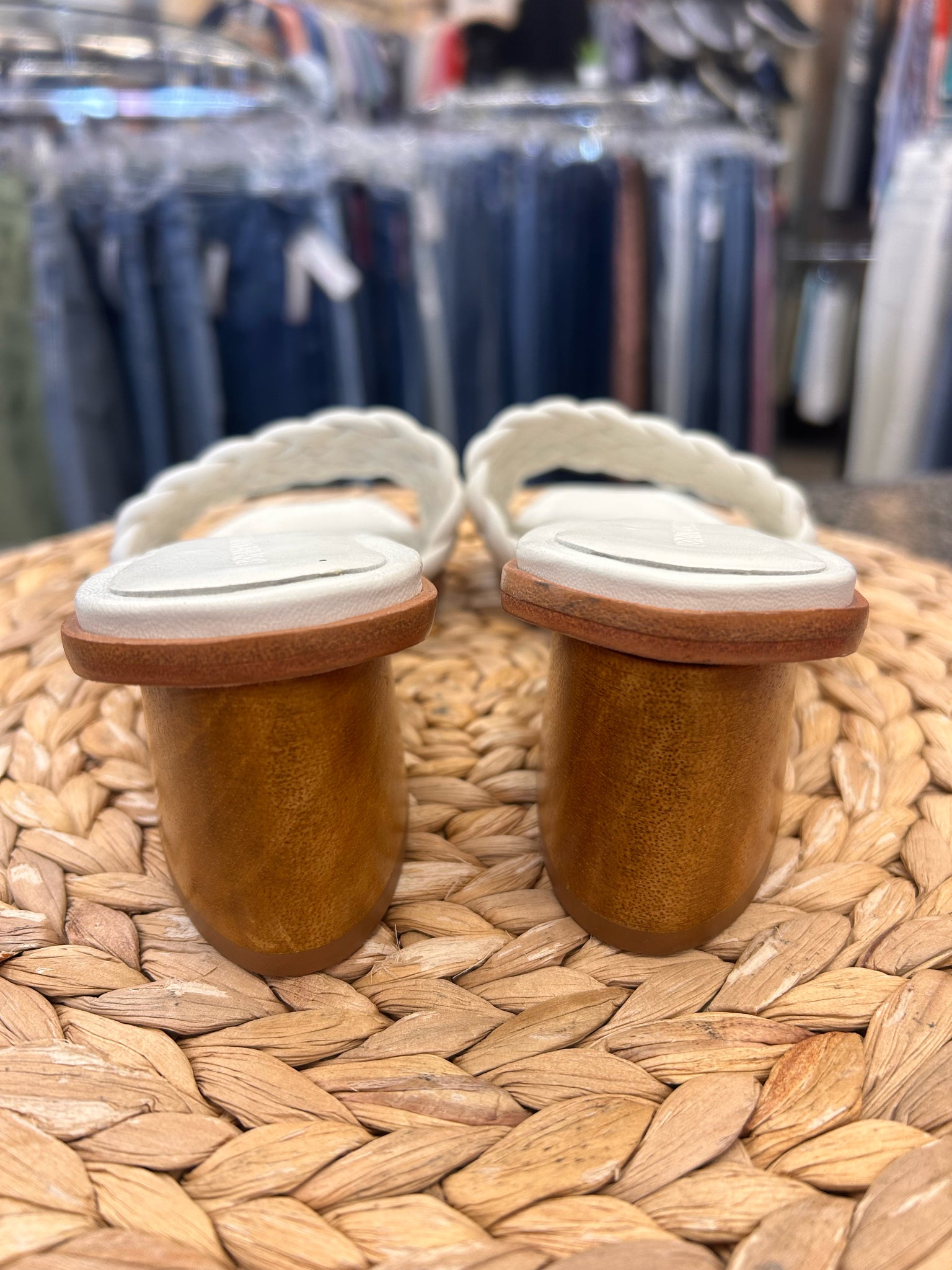 Pre-owned BERNARDO White Size 8 Sandal
