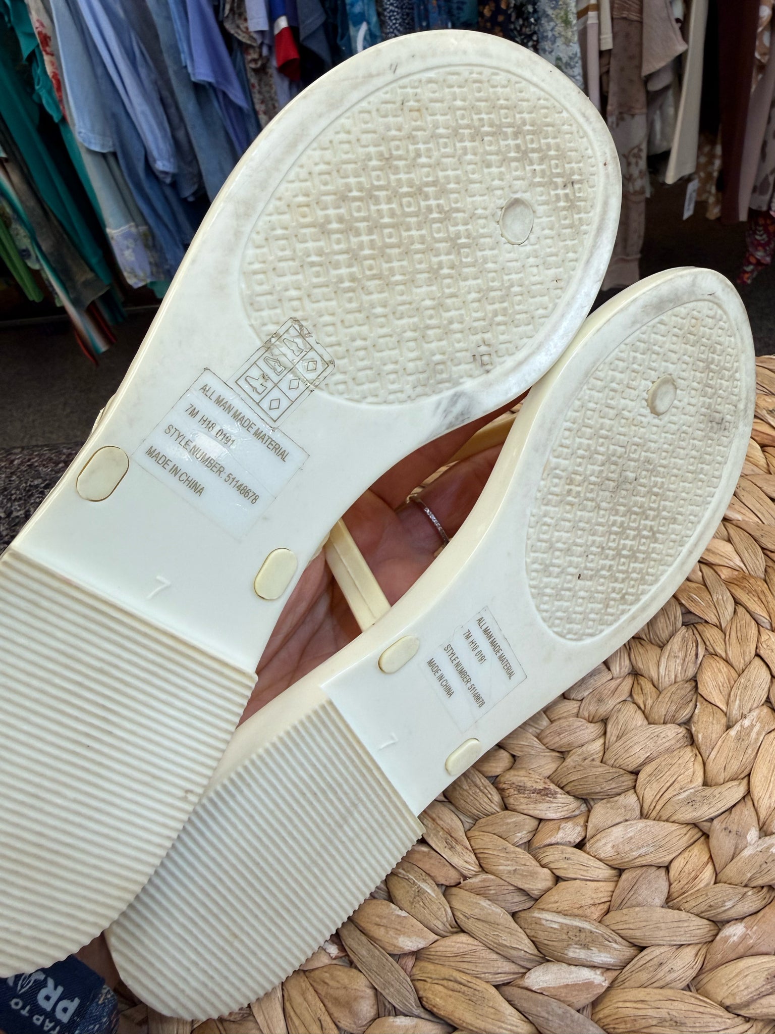 Pre-owned TORY BURCH Ivory Gold Trim Size 7 Sandal