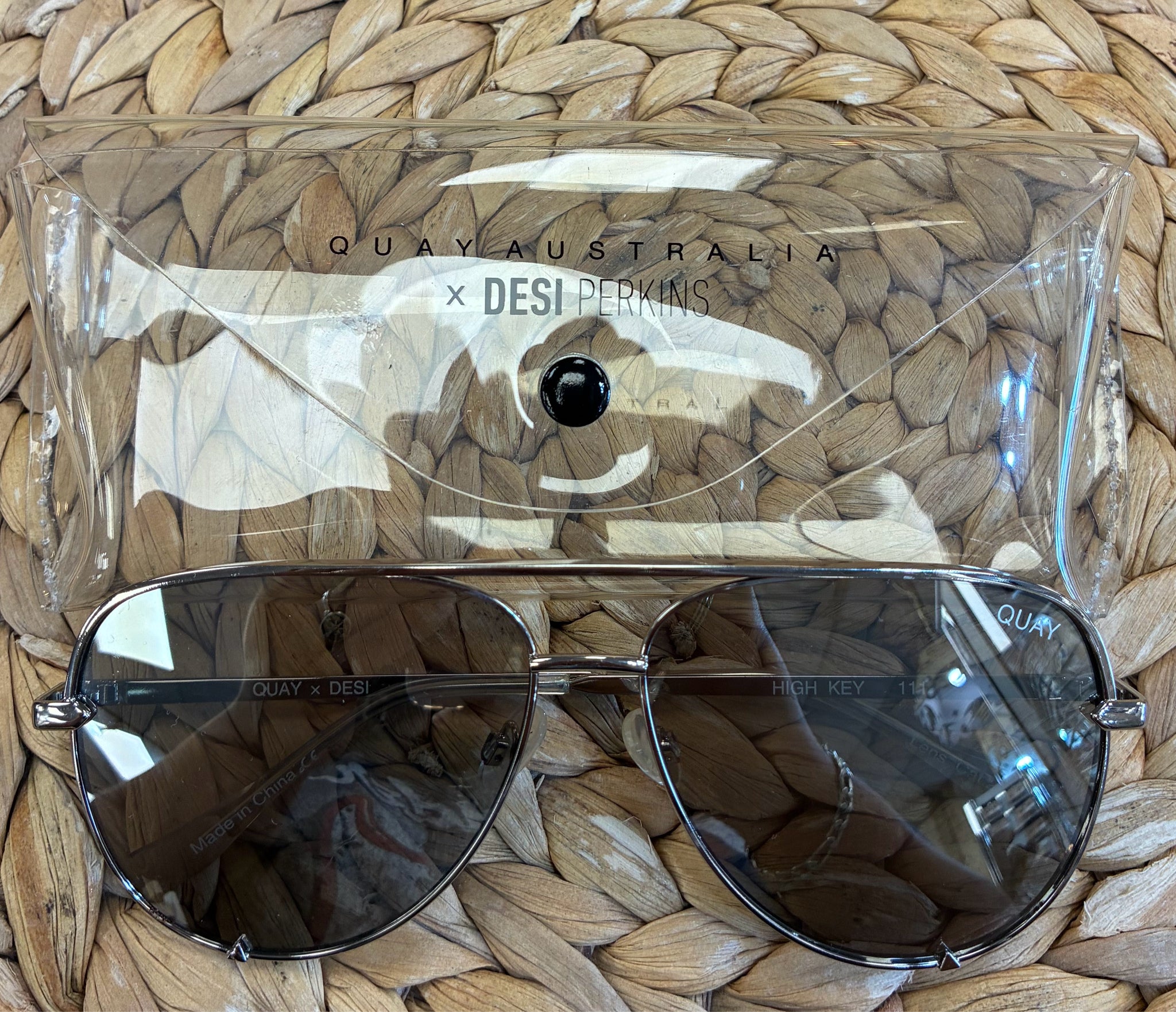 Pre-owned Quay Gray Silver Designer Sunglasses