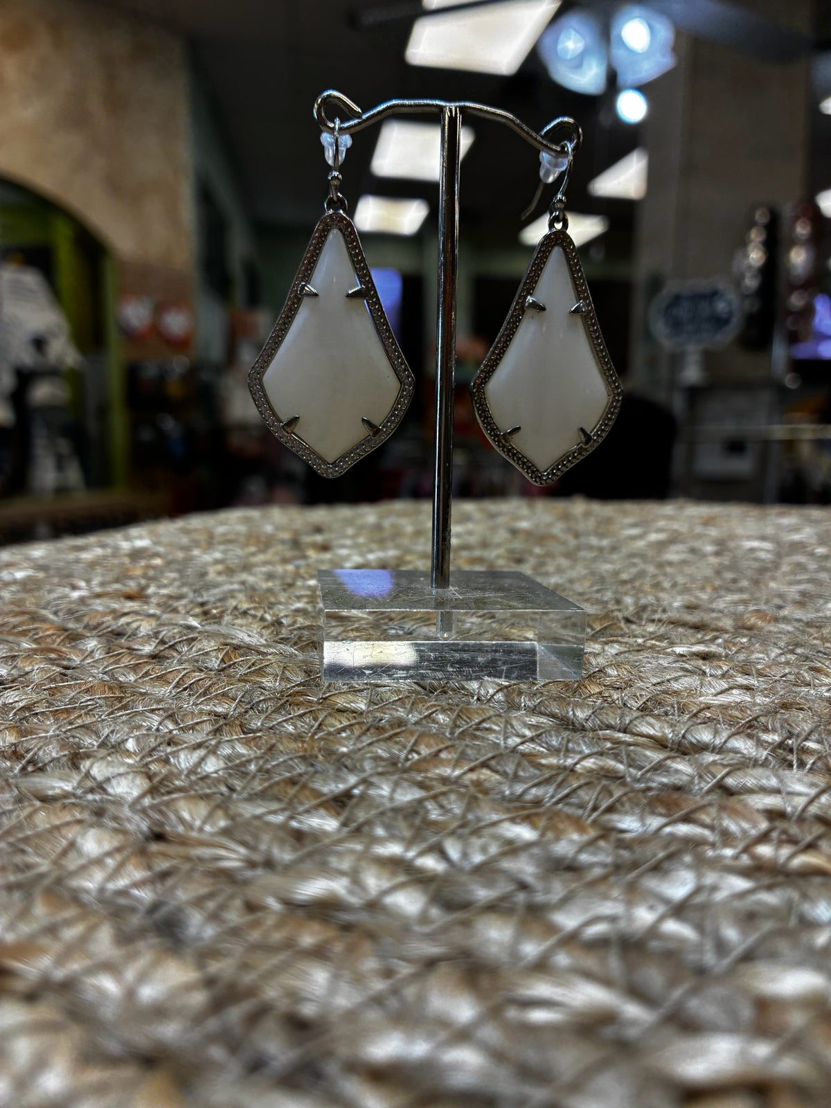 Pre-owned KENDRA SCOTT White Silver Designer Earring