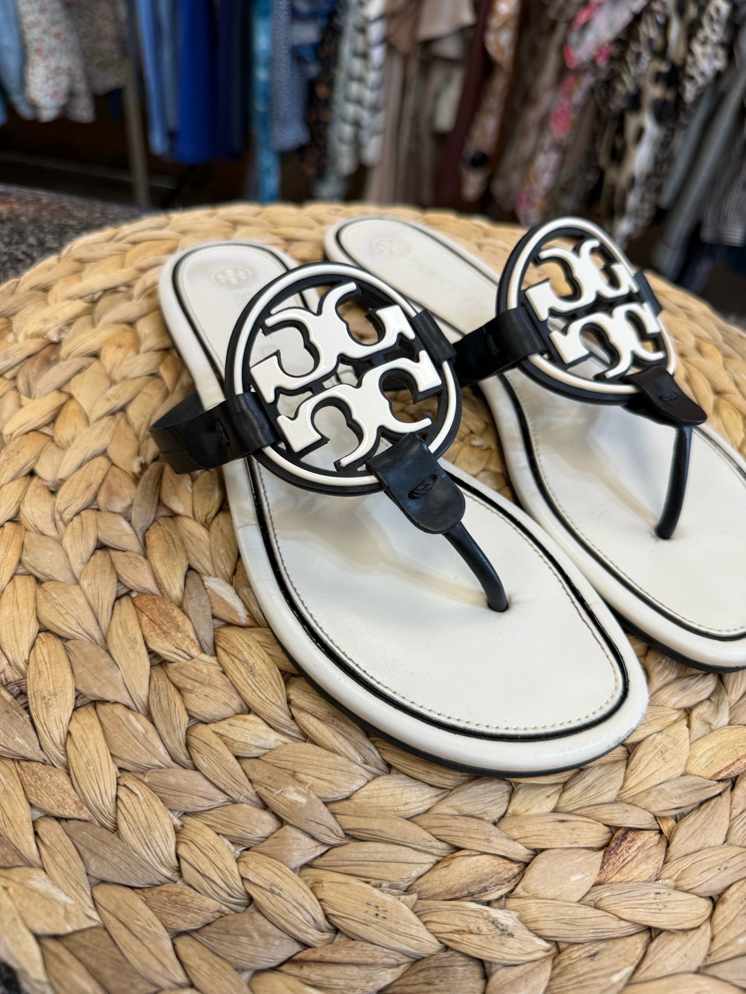 Pre-owned TORY BURCH Black Cream Trim Size 7.5 Sandal