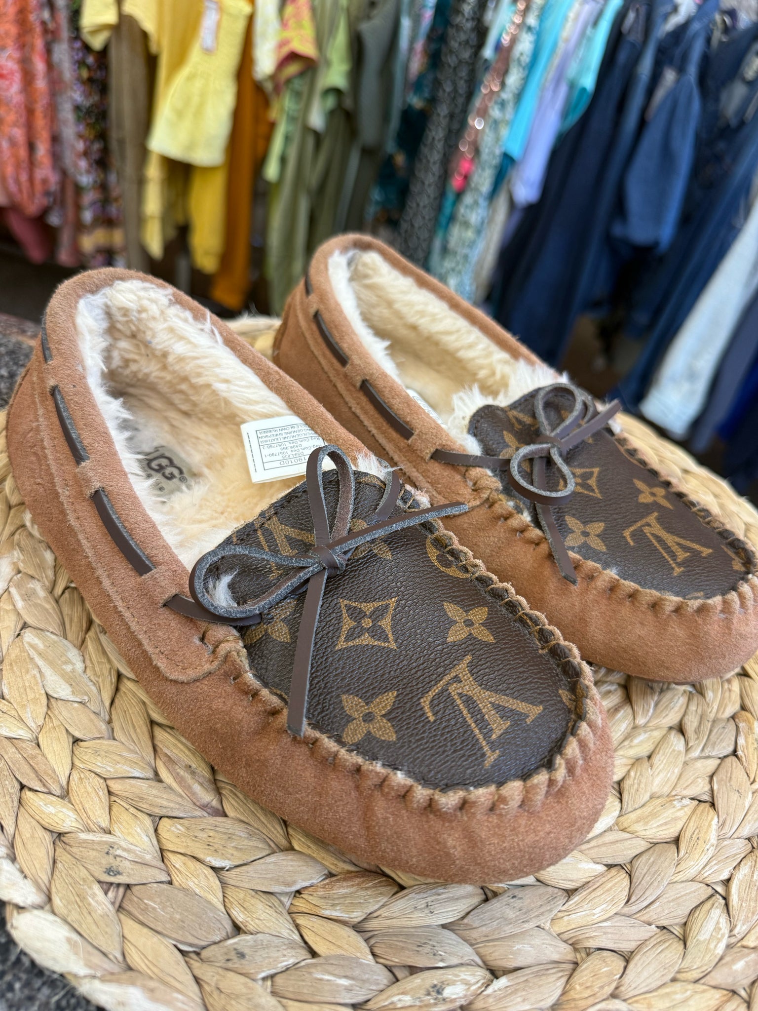 Pre-owned UGG Dark Brown Signature Tan Size 6 Slipper