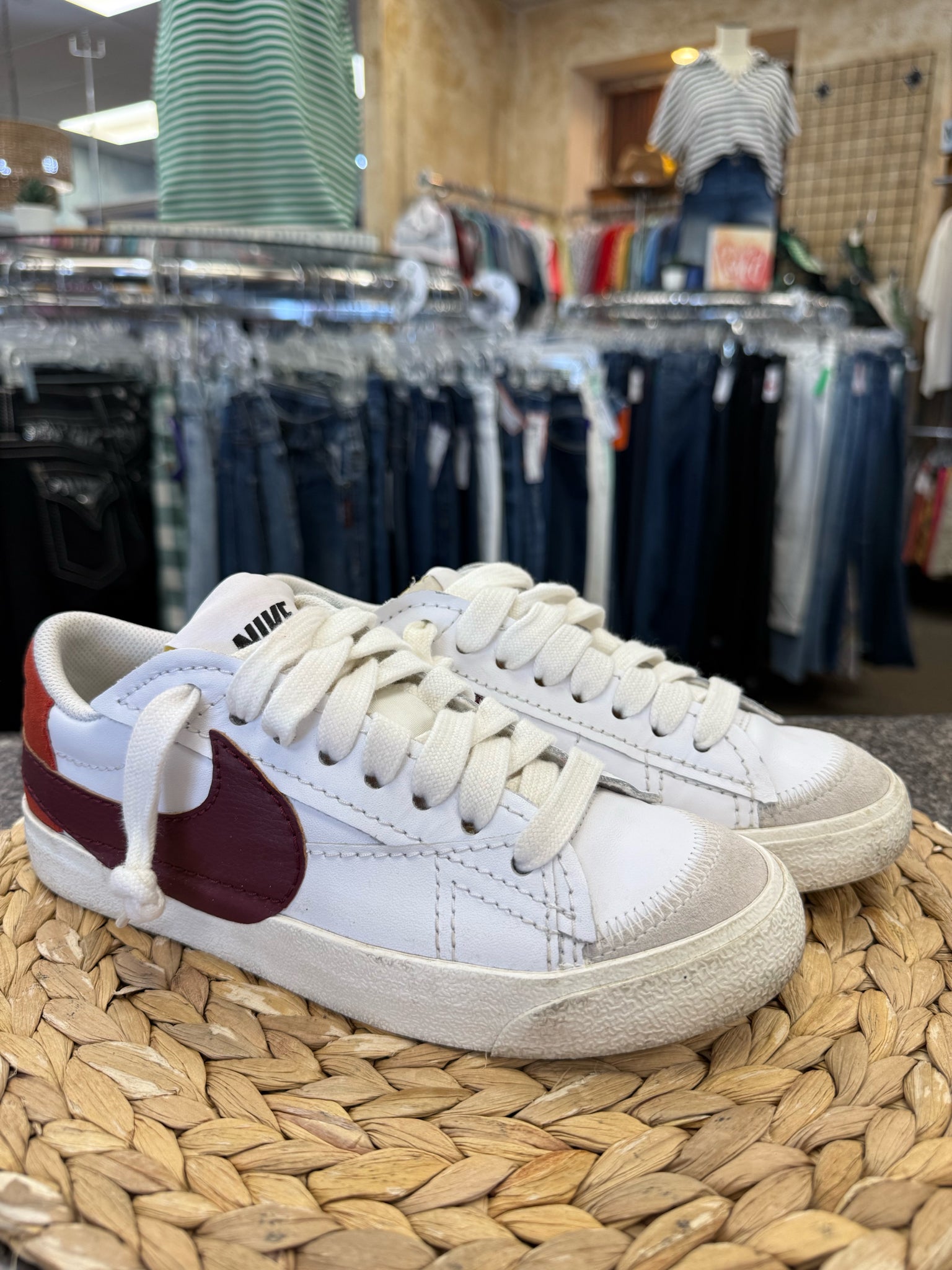 Pre-owned NIKE White Maroon Size 7.5 Sneaker