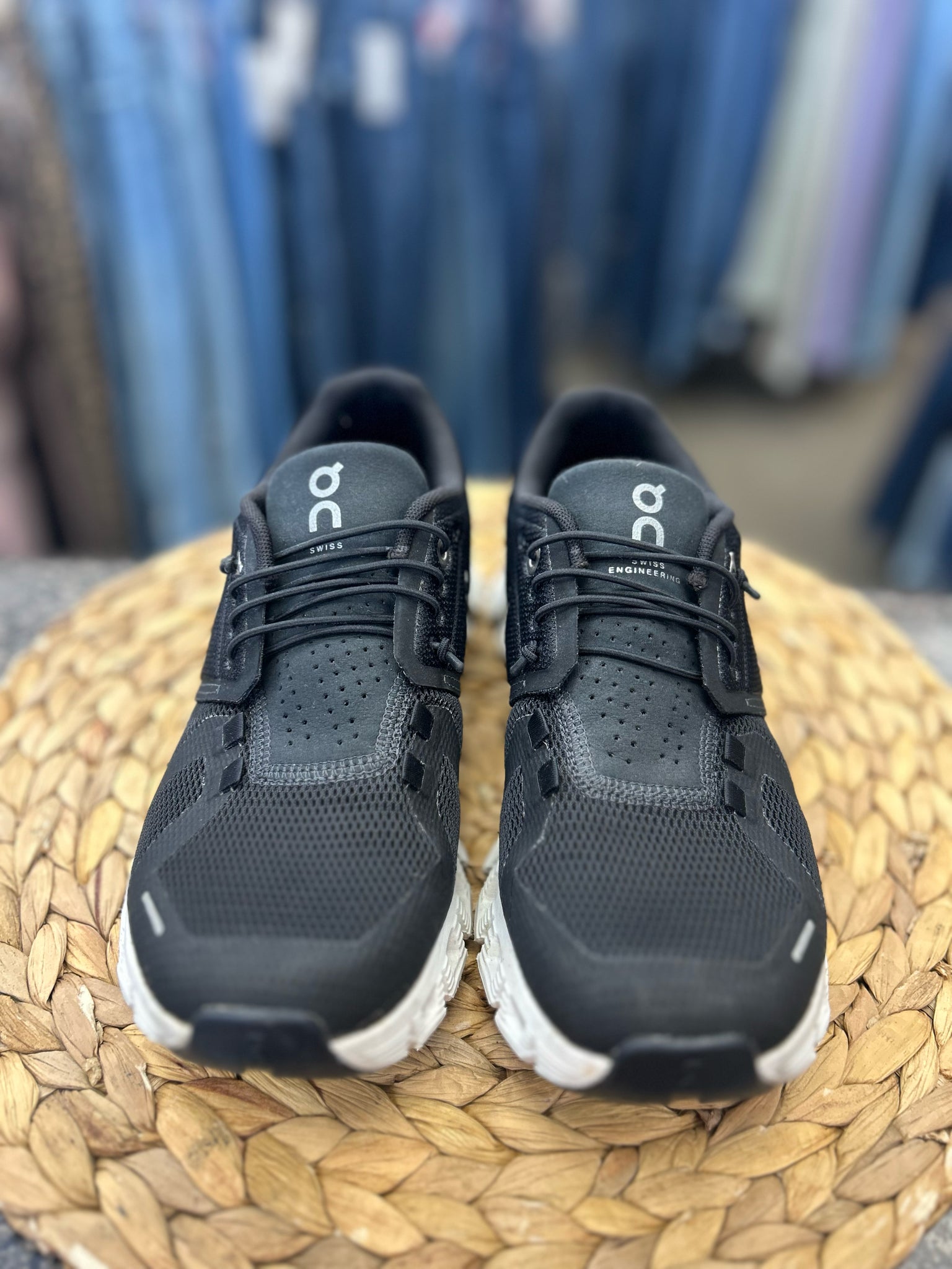 Pre-owned On Cloud Black Size 7 Designer Sneaker