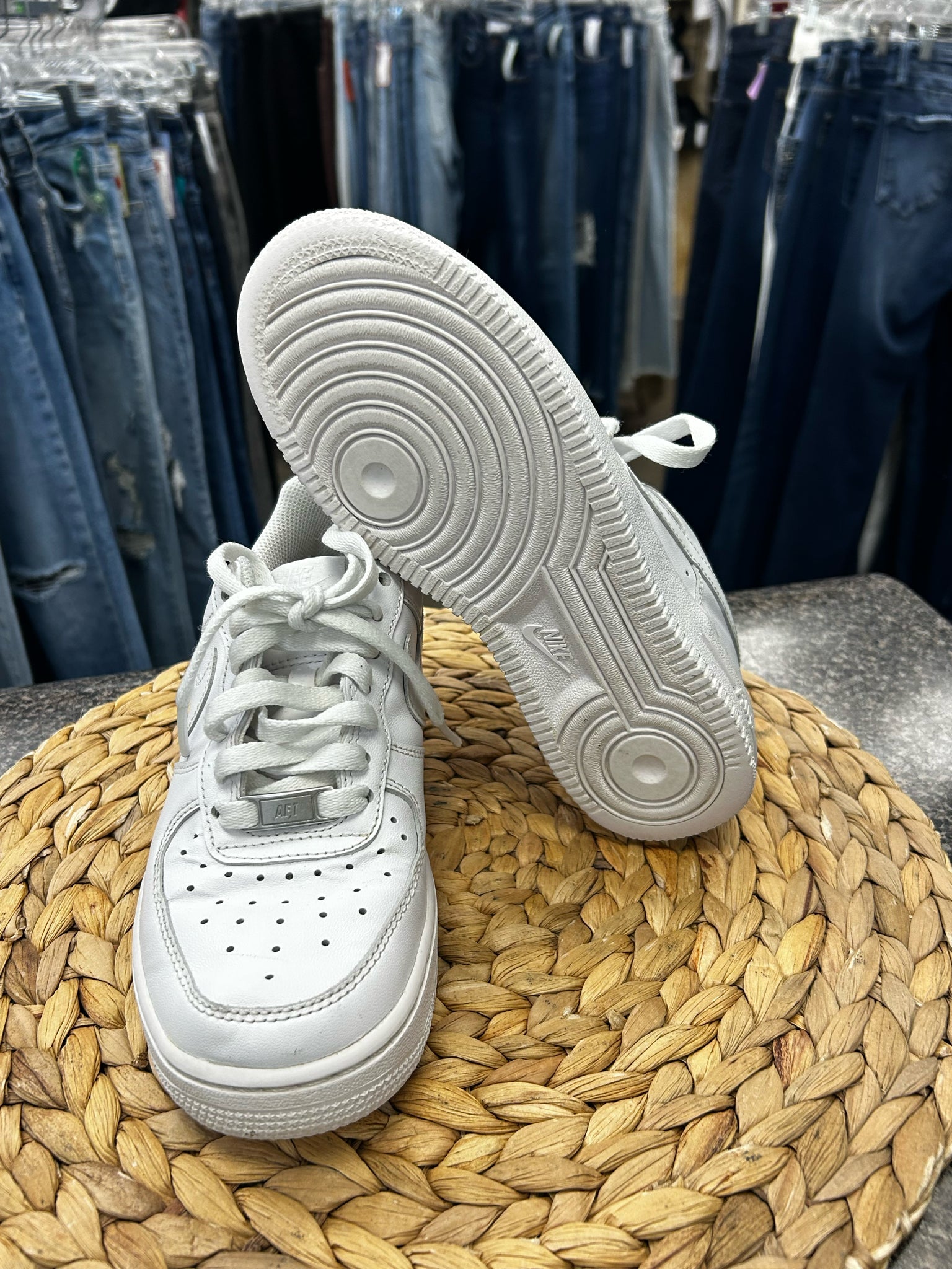 Pre-owned NIKE White Size 6 Designer Sneaker