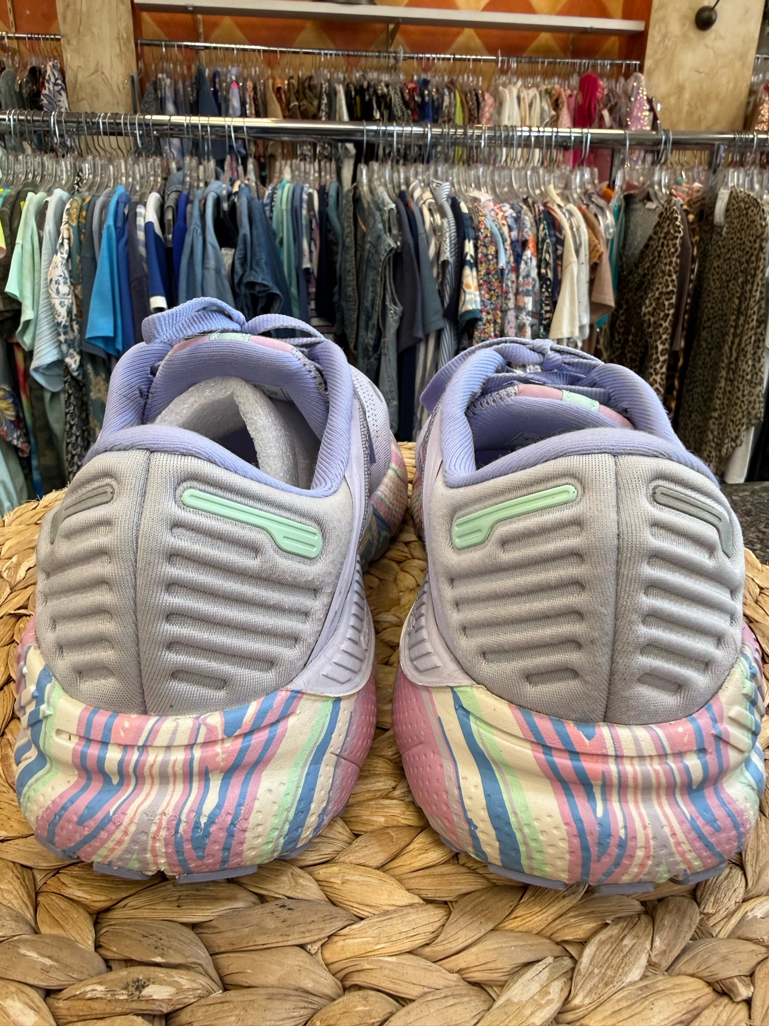 Pre-owned BROOKS Purple Pastel Trim Size 9 Designer Sneaker