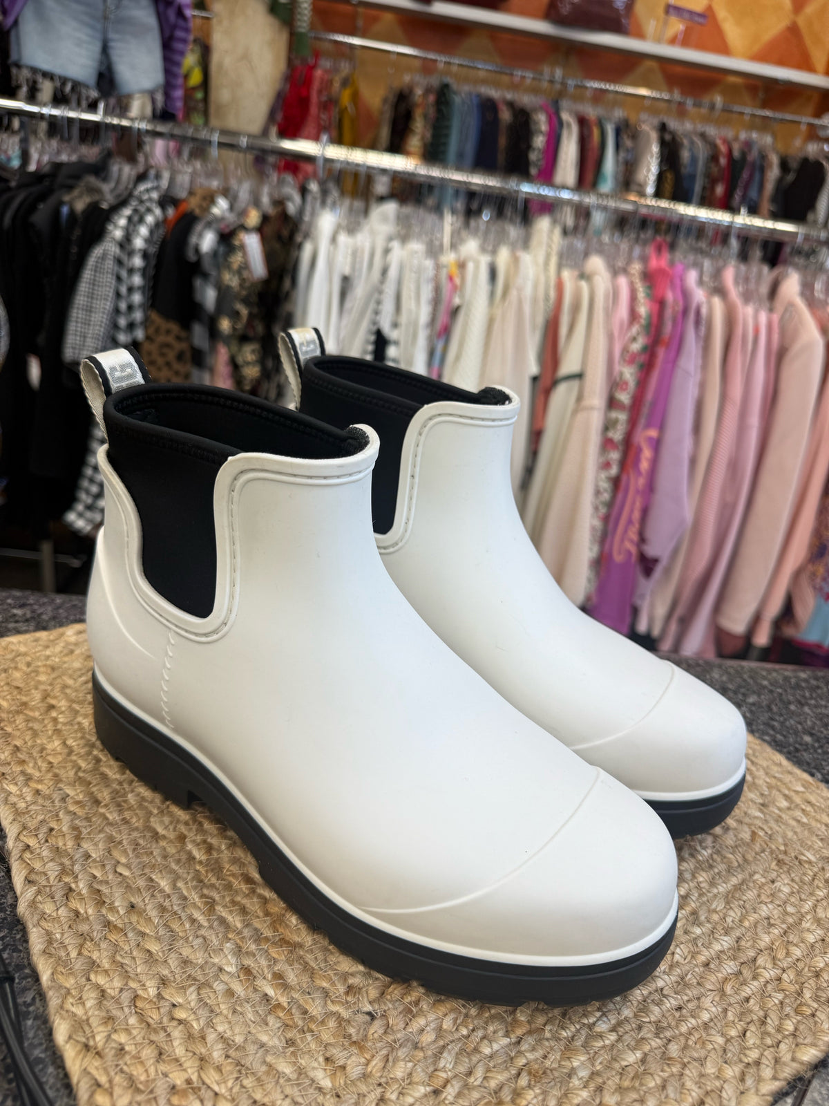 Pre-owned UGG White Size 9 Rainboot