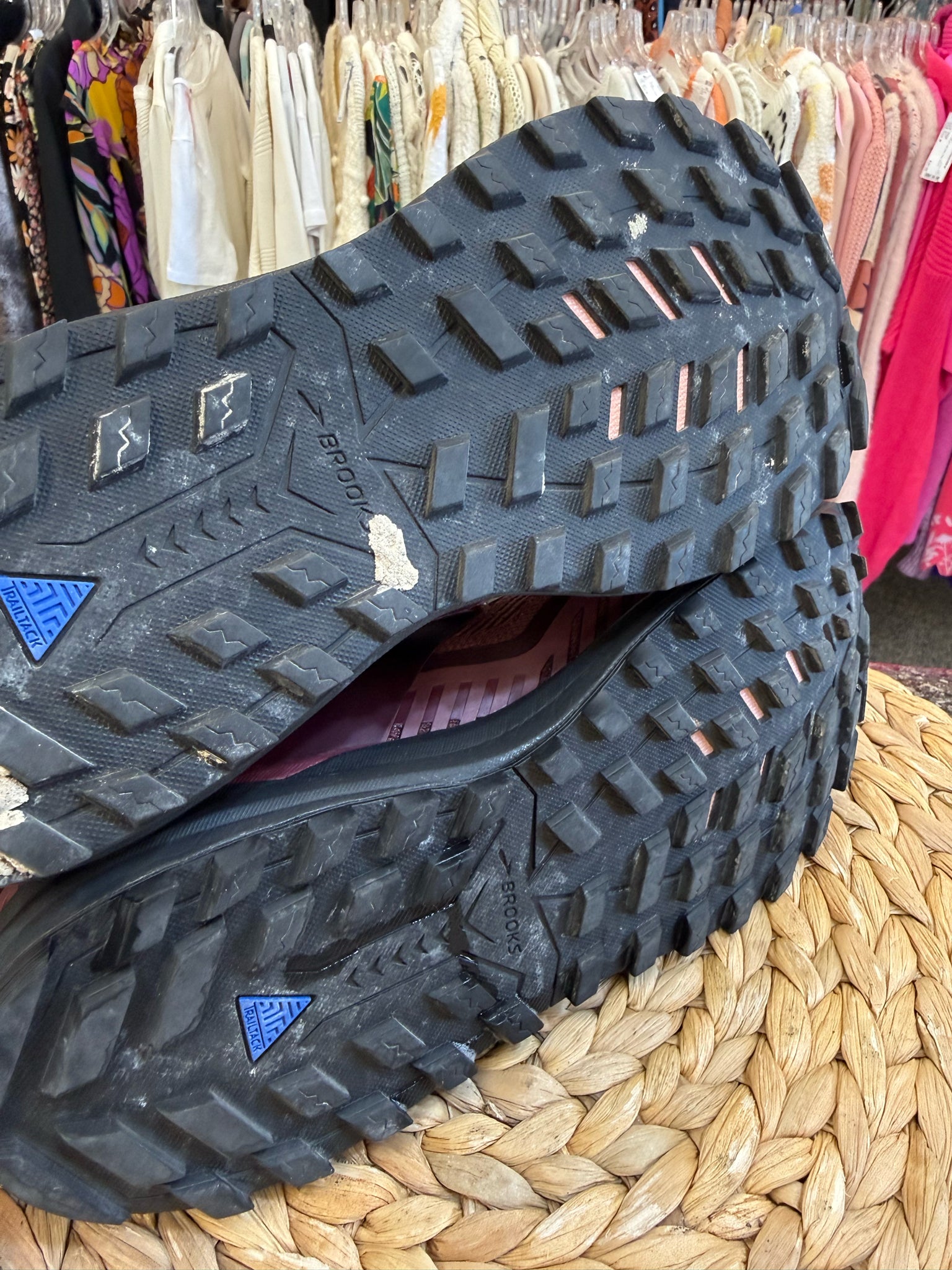 Pre-owned BROOKS Wine Pink Trim Size 10 Designer Sneaker