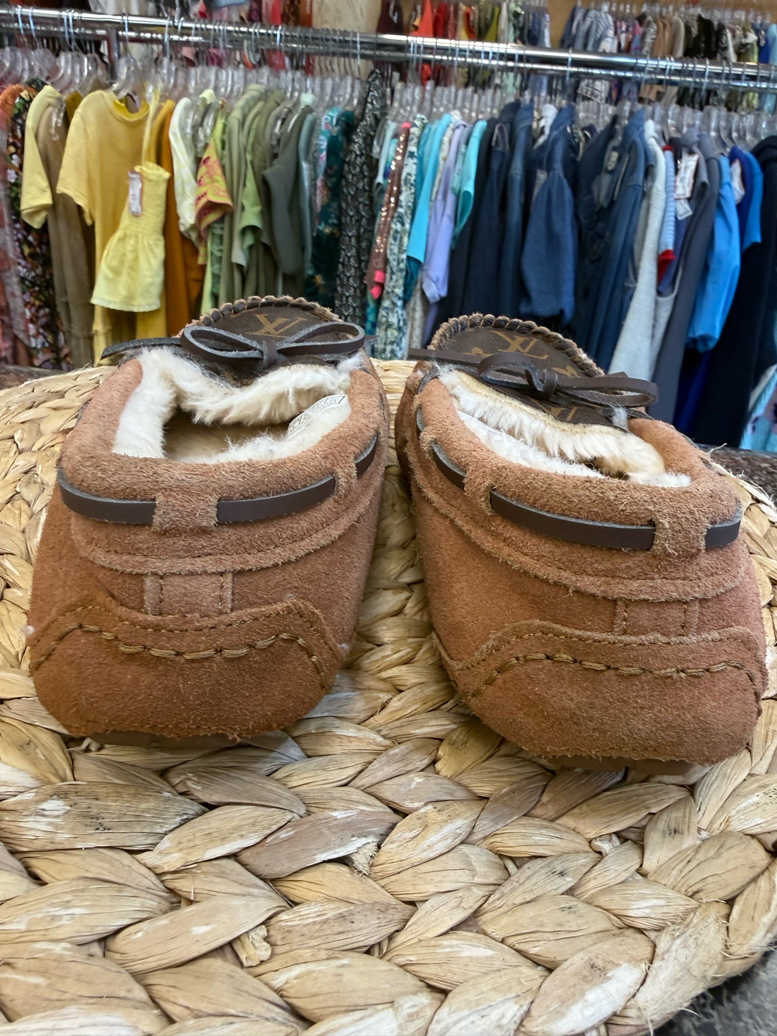 Pre-owned UGG Dark Brown Signature Tan Size 6 Slipper