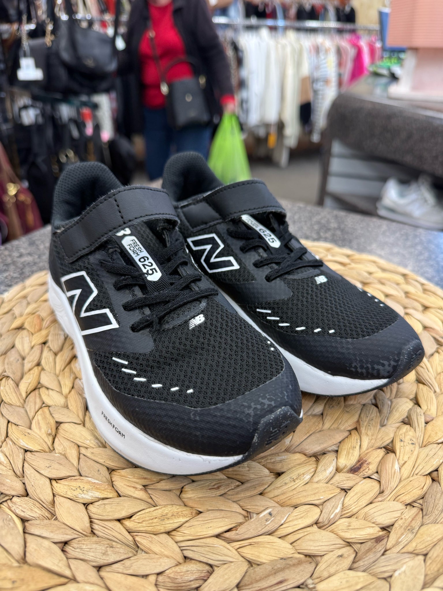 Pre-owned NEW BALANCE Black White Trim C-SIZE 2.5 Boys Sneaker