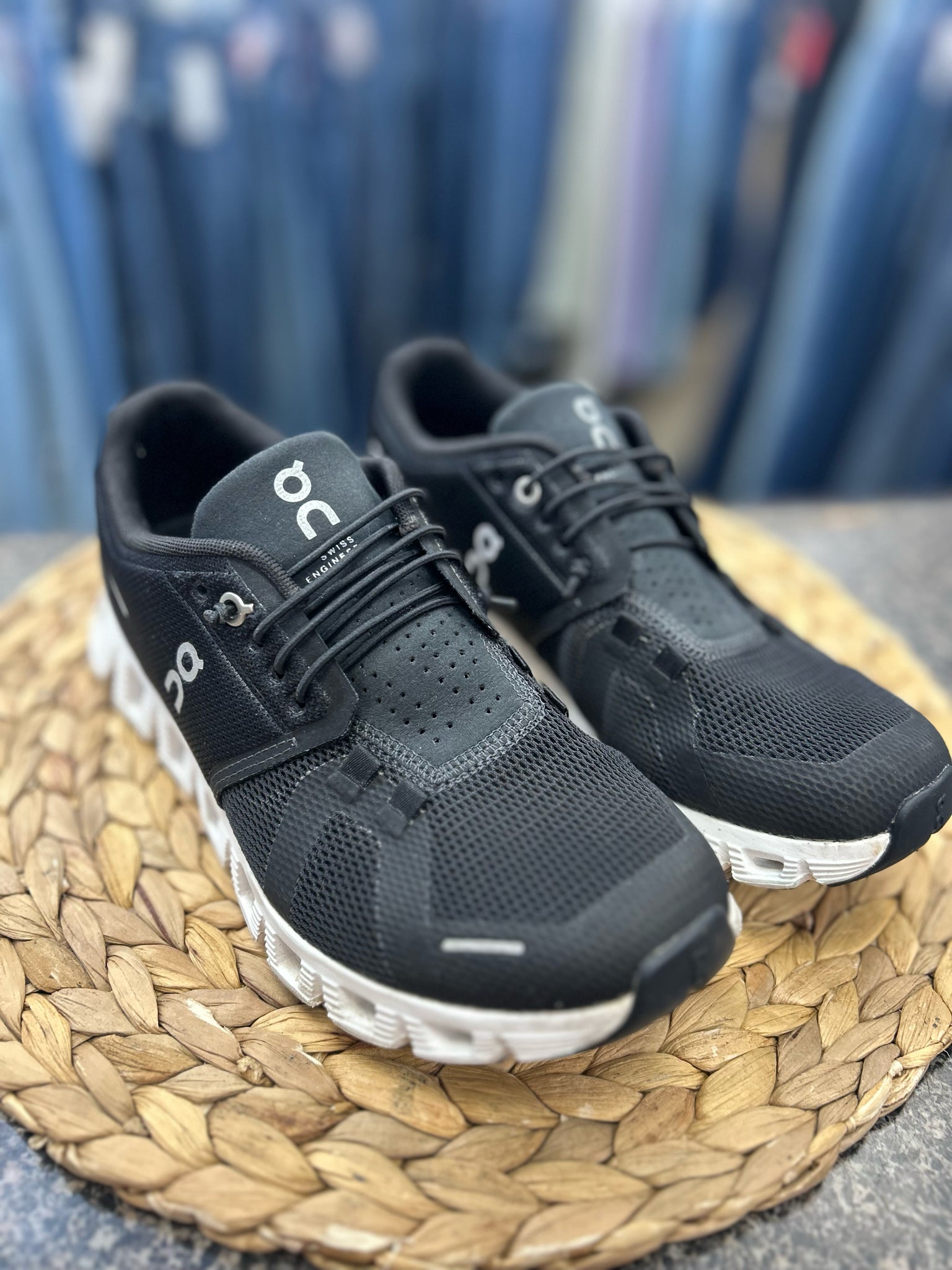 Pre-owned On Cloud Black Size 7 Designer Sneaker