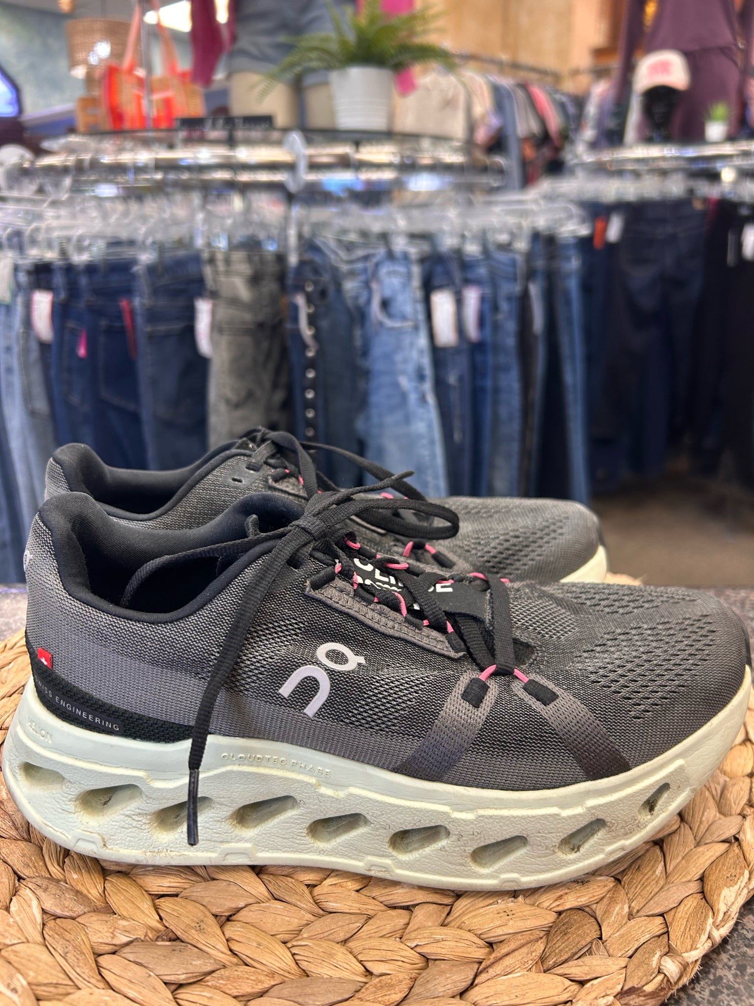 Pre-owned On Cloud Gray Black Trim Size 8 Designer Sneaker