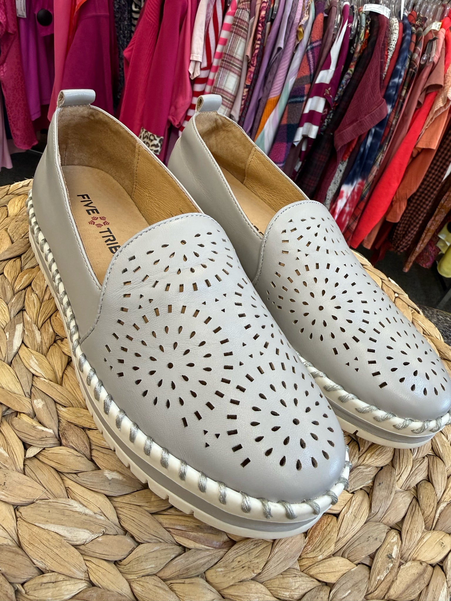 New with Tag FIVE TRIBE Light gray Size 8 Shoe