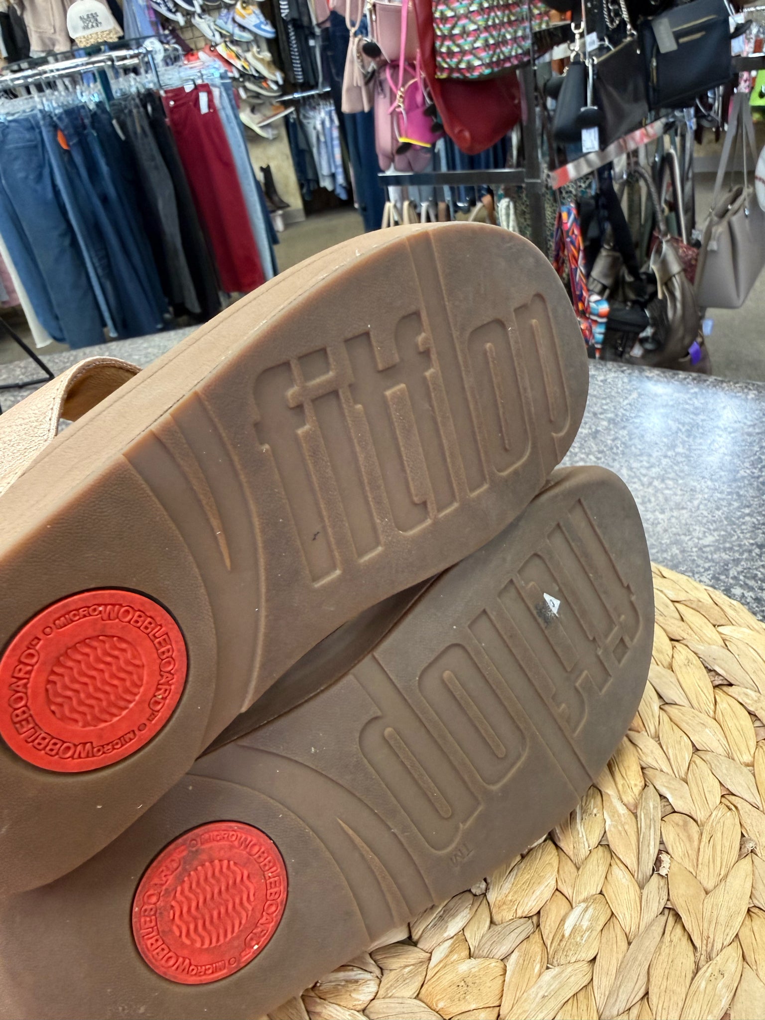 Pre-owned FITFLOPS Bronze Size 7 Designer Flip Flop