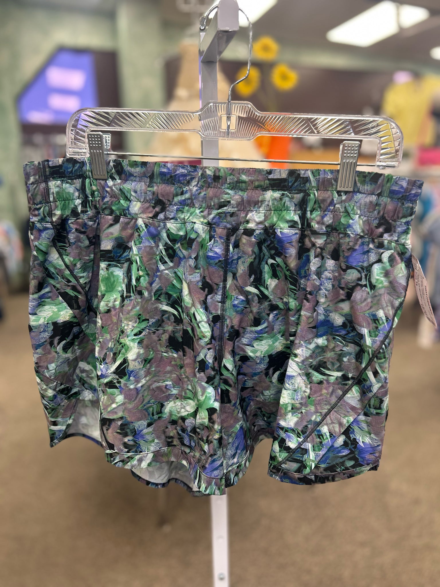 Pre-owned Lululemon Green print Gray Size: 14 Designer Shorts